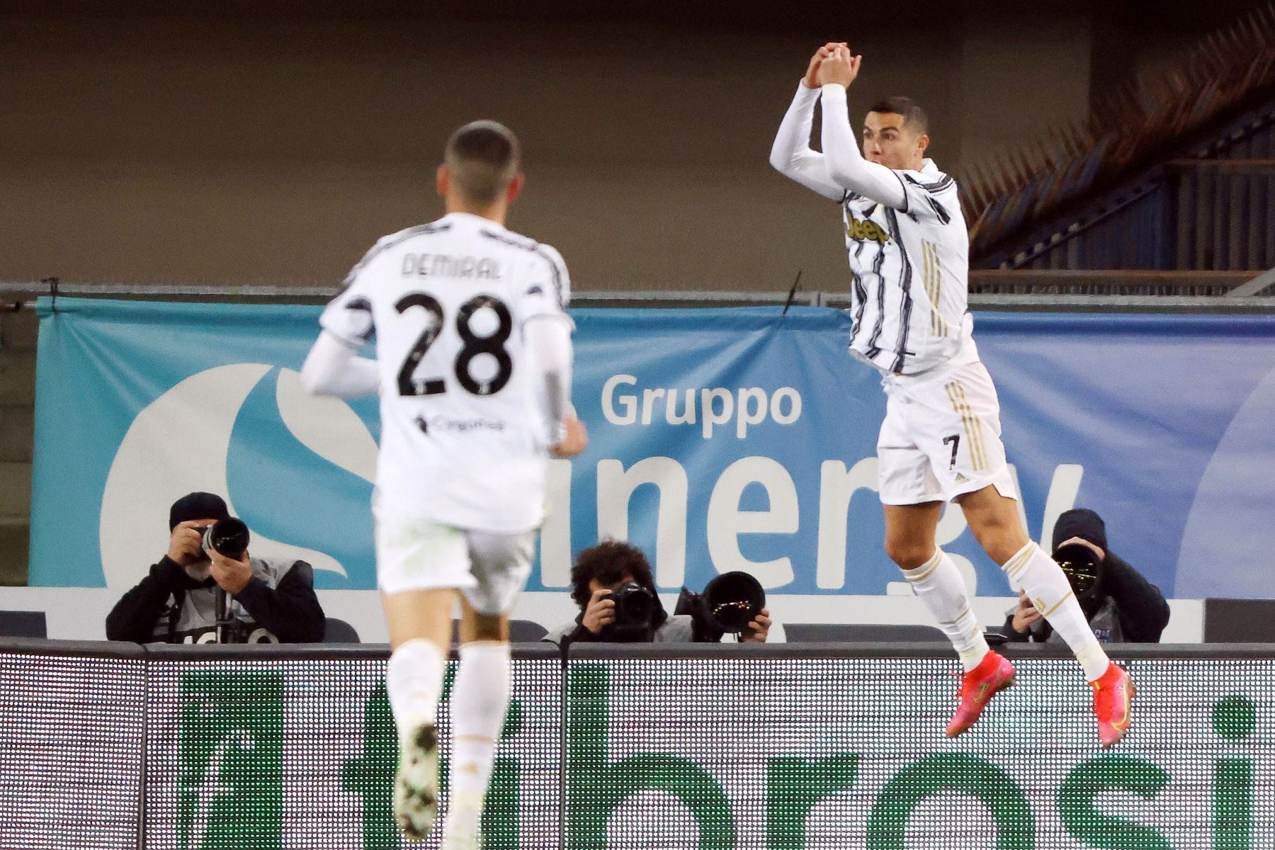 Cristiano Ronaldo de la Juventus celebra tras marcar el 1-0 durante el partido de fútbol de la Serie A italiana. Foto: EFE