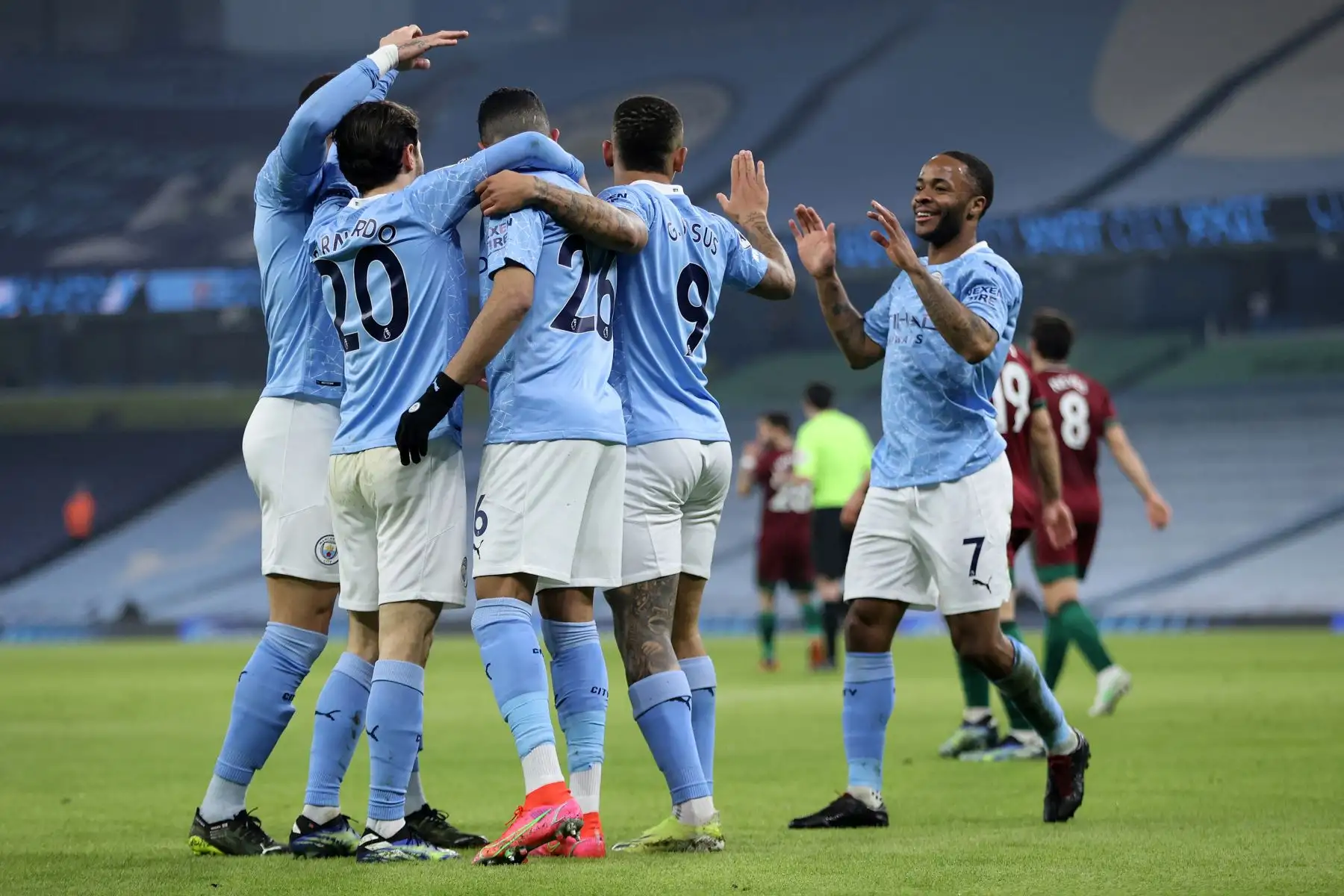 El centrocampista inglés del Manchester City Raheem Sterling celebra con sus compañeros después de un gol en propia meta del Wolverhampton Wanderersentrocampista. Foto: AFP