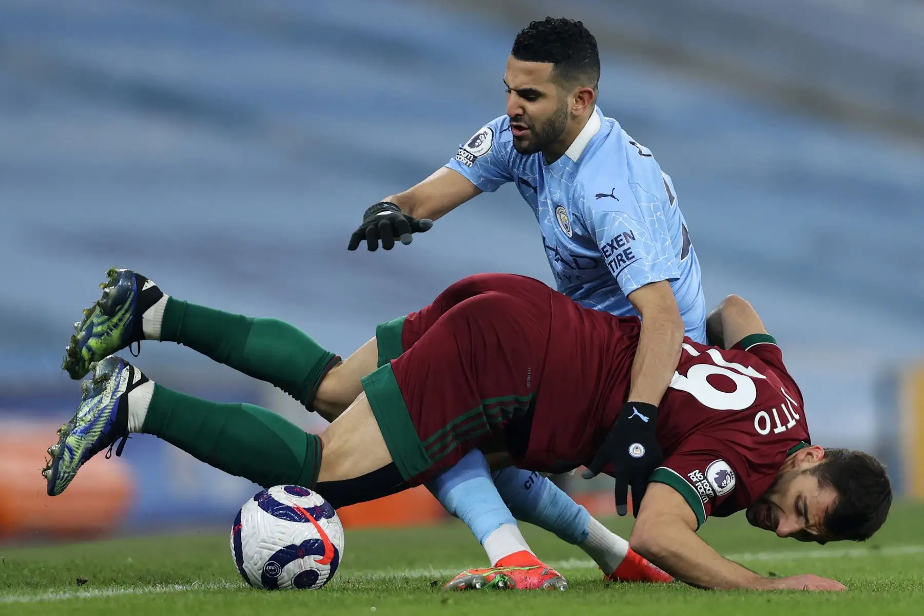 El defensor español del Wolverhampton Wanderers Jonny Otto compite con el mediocampista argelino del Manchester City, Riyad Mahrez, durante el partido de fútbol de la Premier League inglesa. Foto: AFP