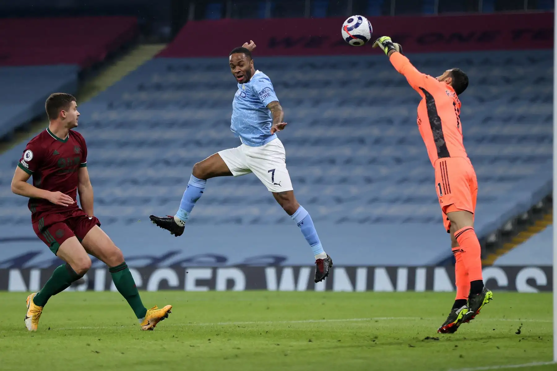 El portero portugués del Wolverhampton Wanderers, Rui Patricio, salta para salvar el ataque del mediocampista inglés del Manchester City Raheem Sterling durante el partido de fútbol de la Premier League inglesa. Foto: AFP