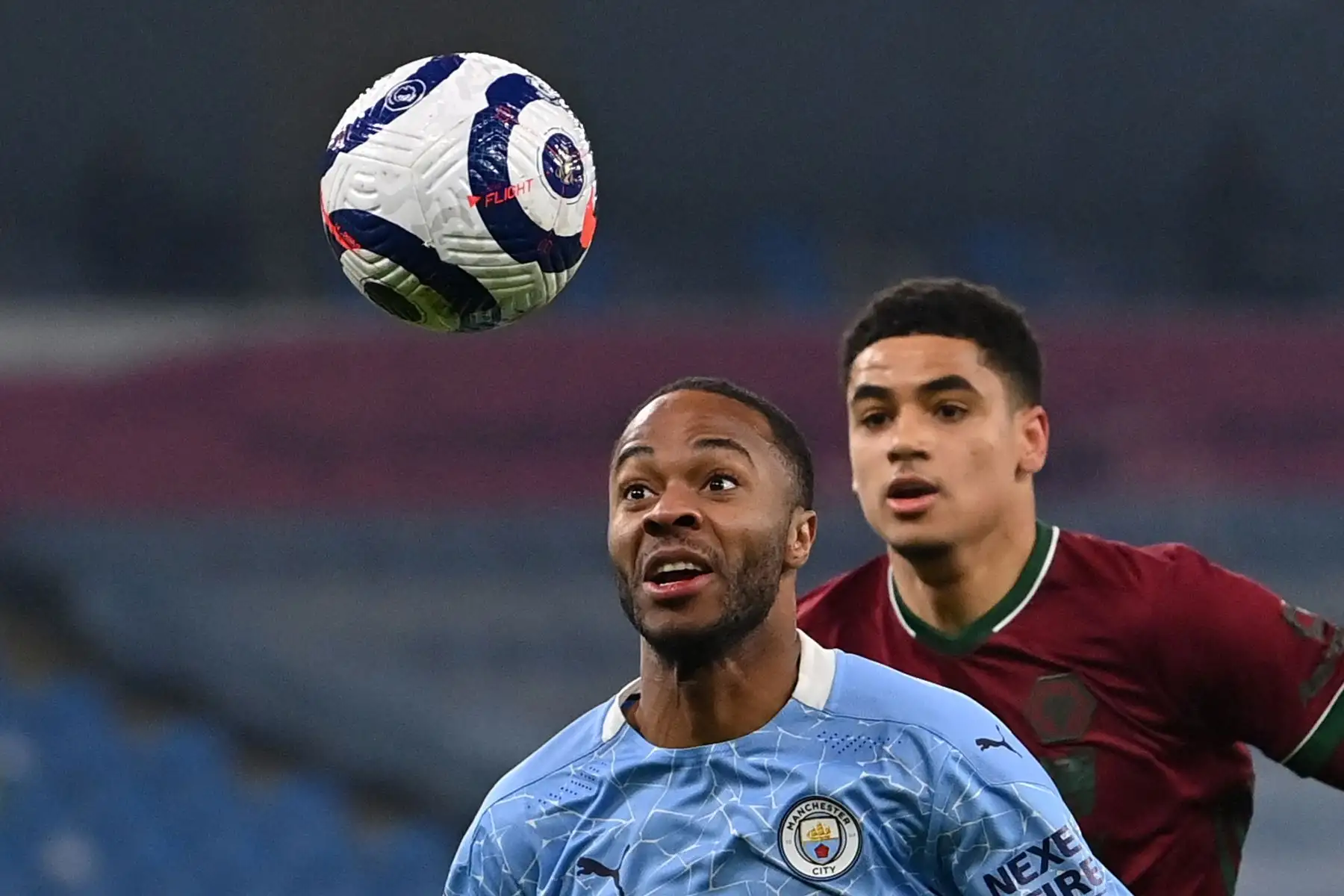 El defensor holandés del Wolverhampton Wanderers Ki-Jana Hoever compite con el centrocampista inglés del Manchester City Raheem Sterling durante el partido de fútbol de la Premier League inglesa. Foto: AFP