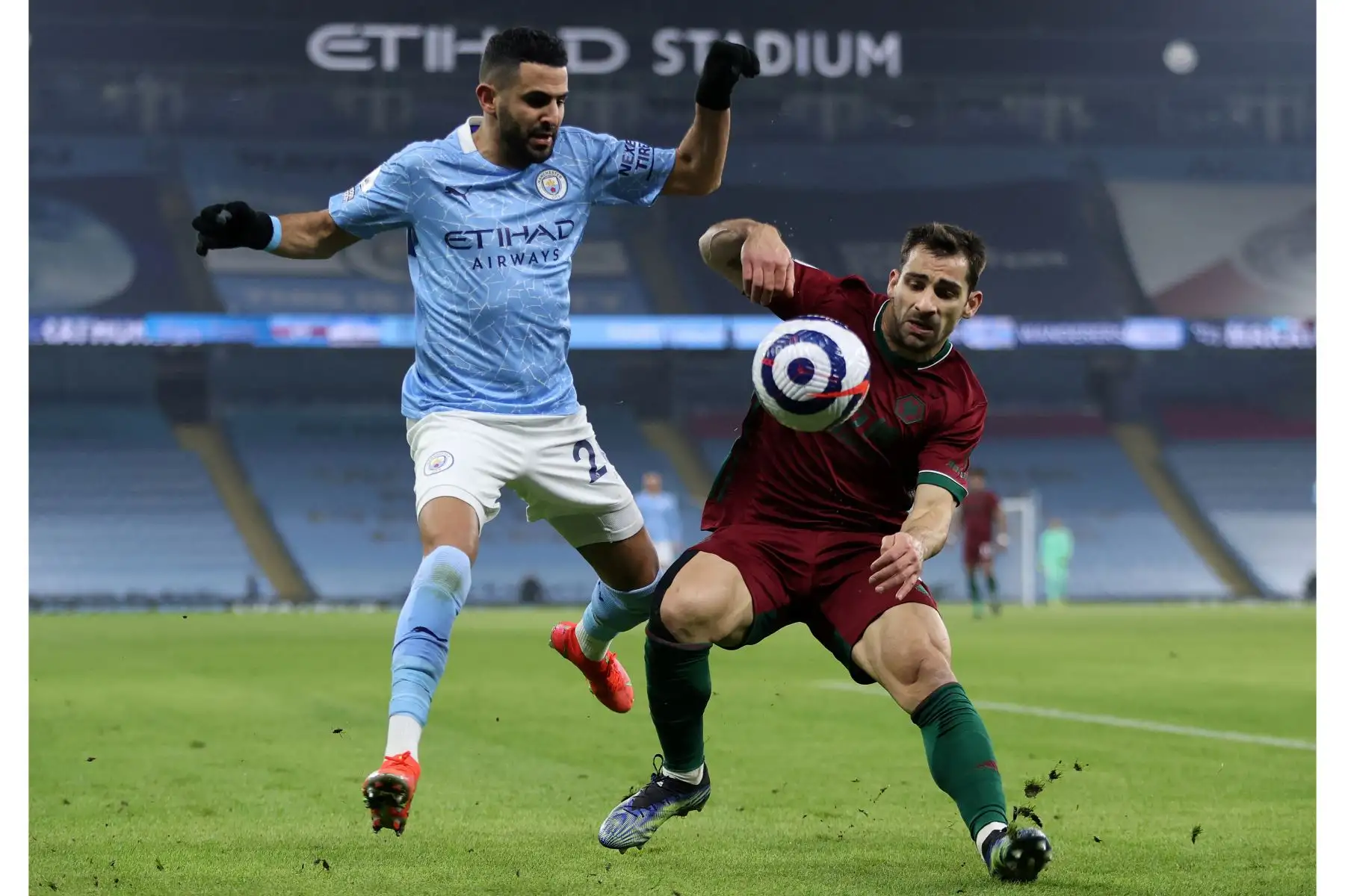 El centrocampista argelino del Manchester City, Riyad Mahrez, compite con el defensor español del Wolverhampton Wanderers, Jonny Otto, durante el partido de fútbol de la Premier League inglesa. Foto: AFP