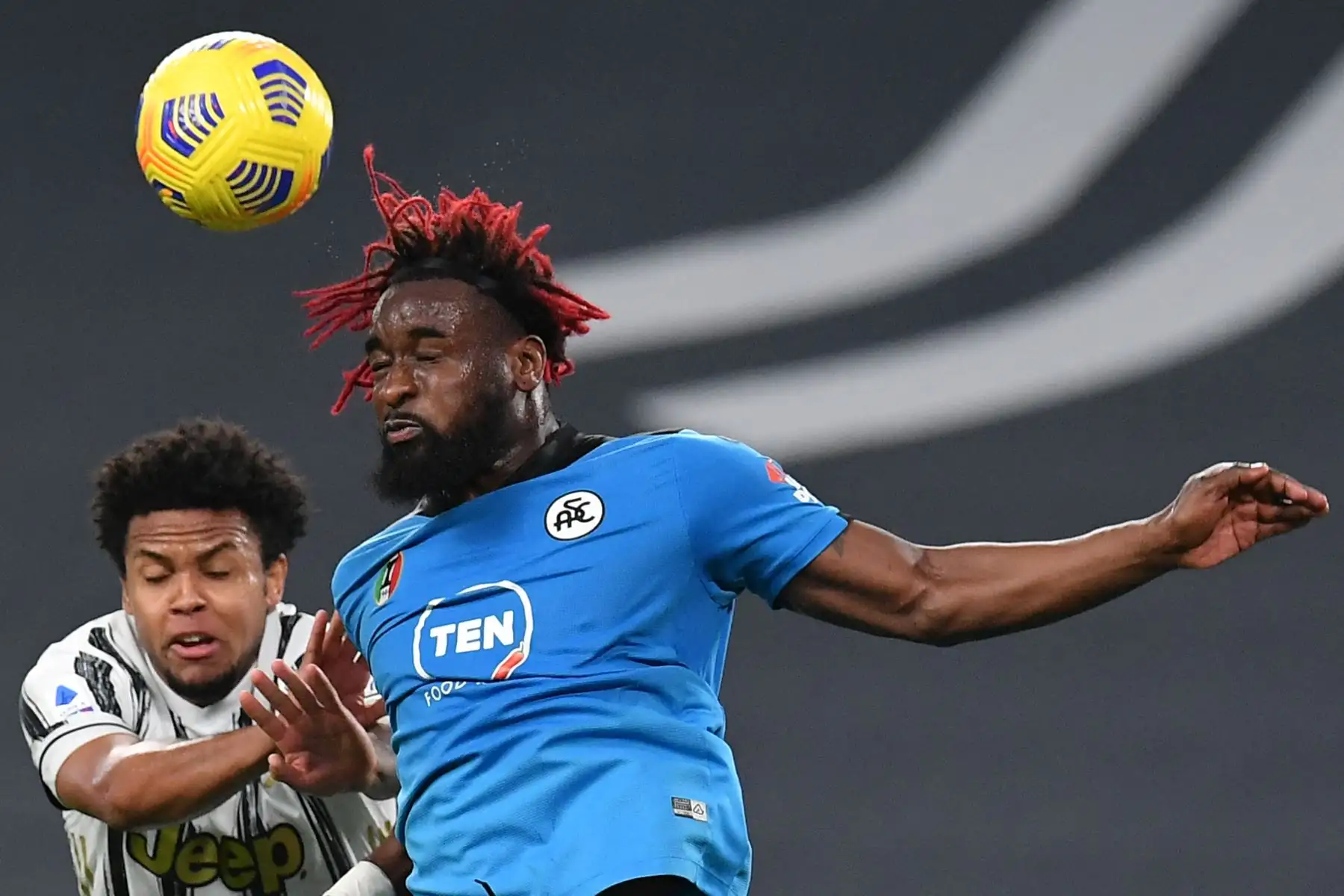 El centrocampista estadounidense de la Juventus Weston McKennie y el delantero francés de Spezia M