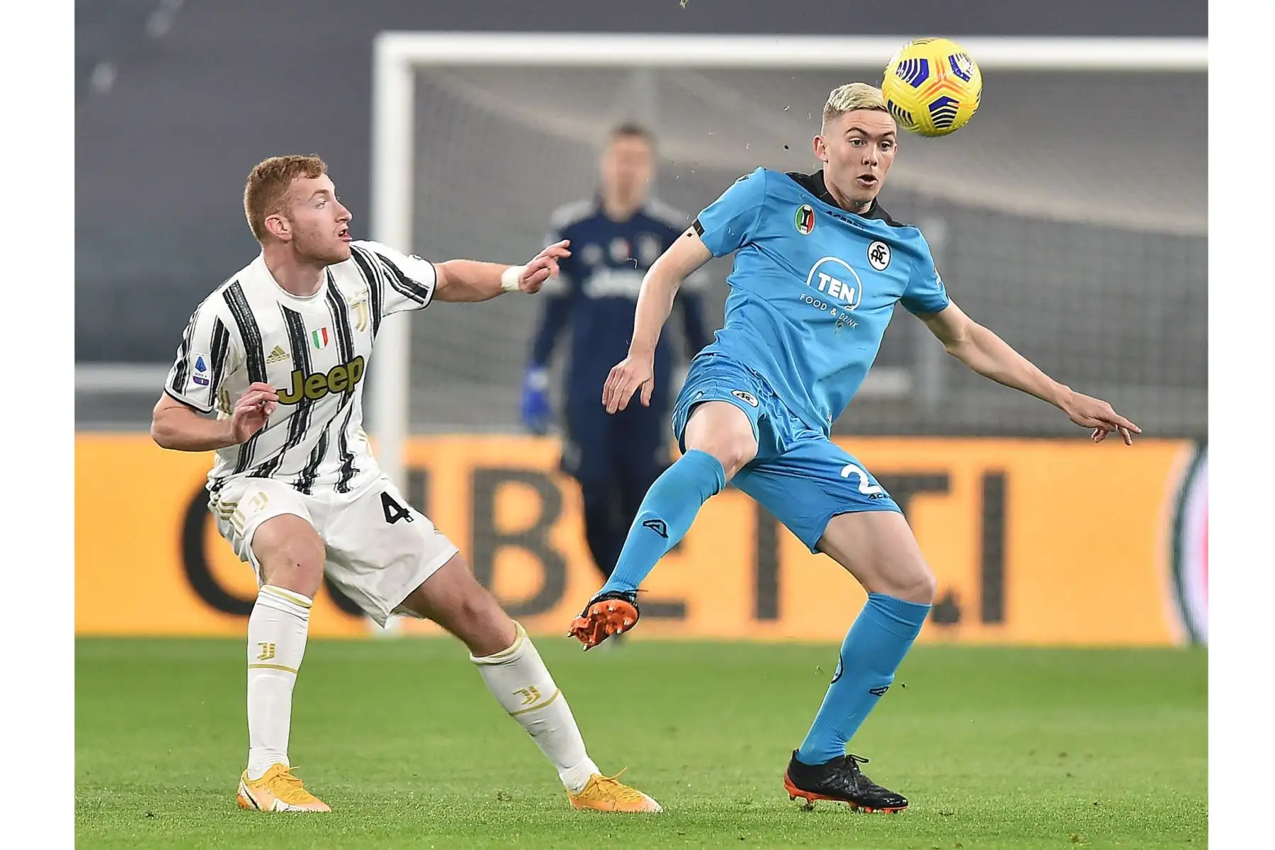 Dejan Kulusevsk del Juventus y Nahuel Estevez del Spezia en acción durante el partido de fútbol de la Serie A italiana. Foto: EFE