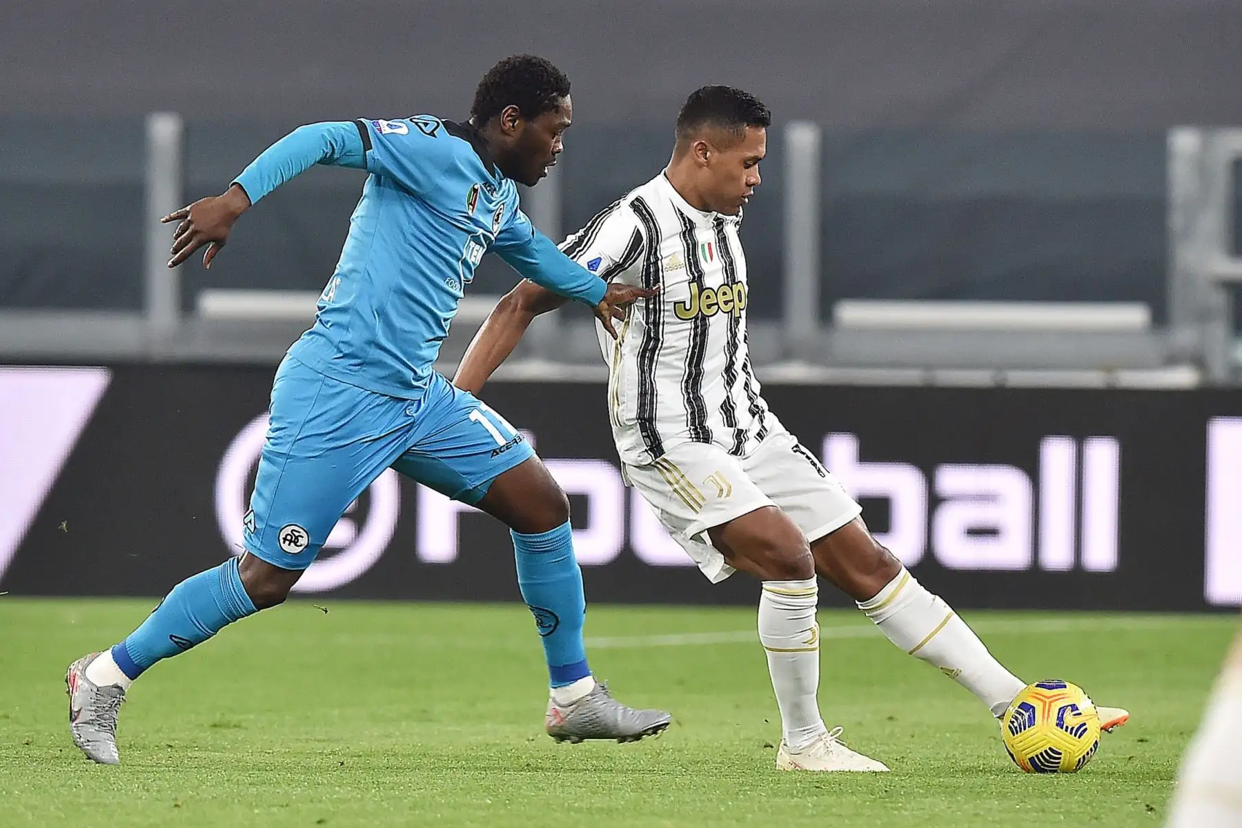 Alex Sandro del Juventus y Emmanuel Giasy del Spezia en acción durante el partido de fútbol de la Serie A italiana. Foto: EFE