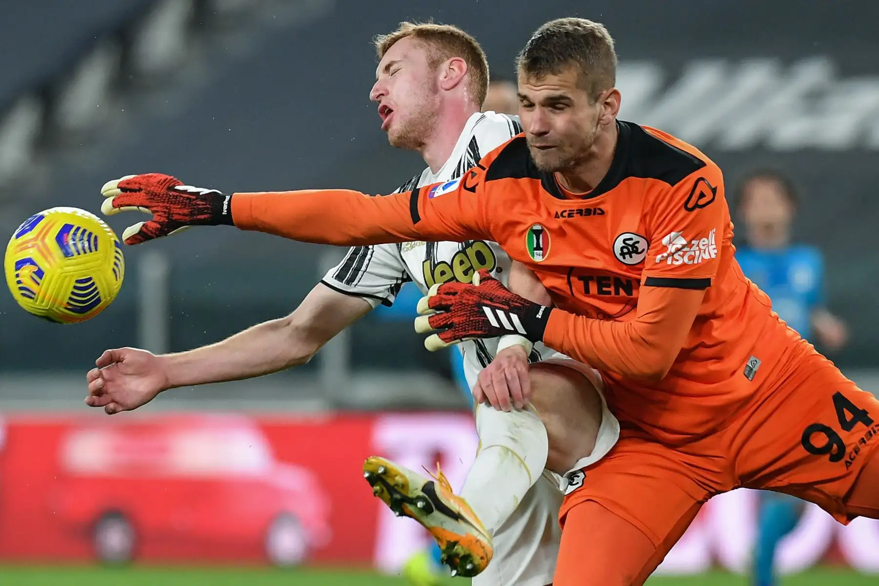 El portero italiano de Spezia Ivan Provedel (R) desvía el balón del delantero sueco de la Juventus Dejan Kulusevski durante el partido de fútbol de la Serie A italiana. Foto: AFP