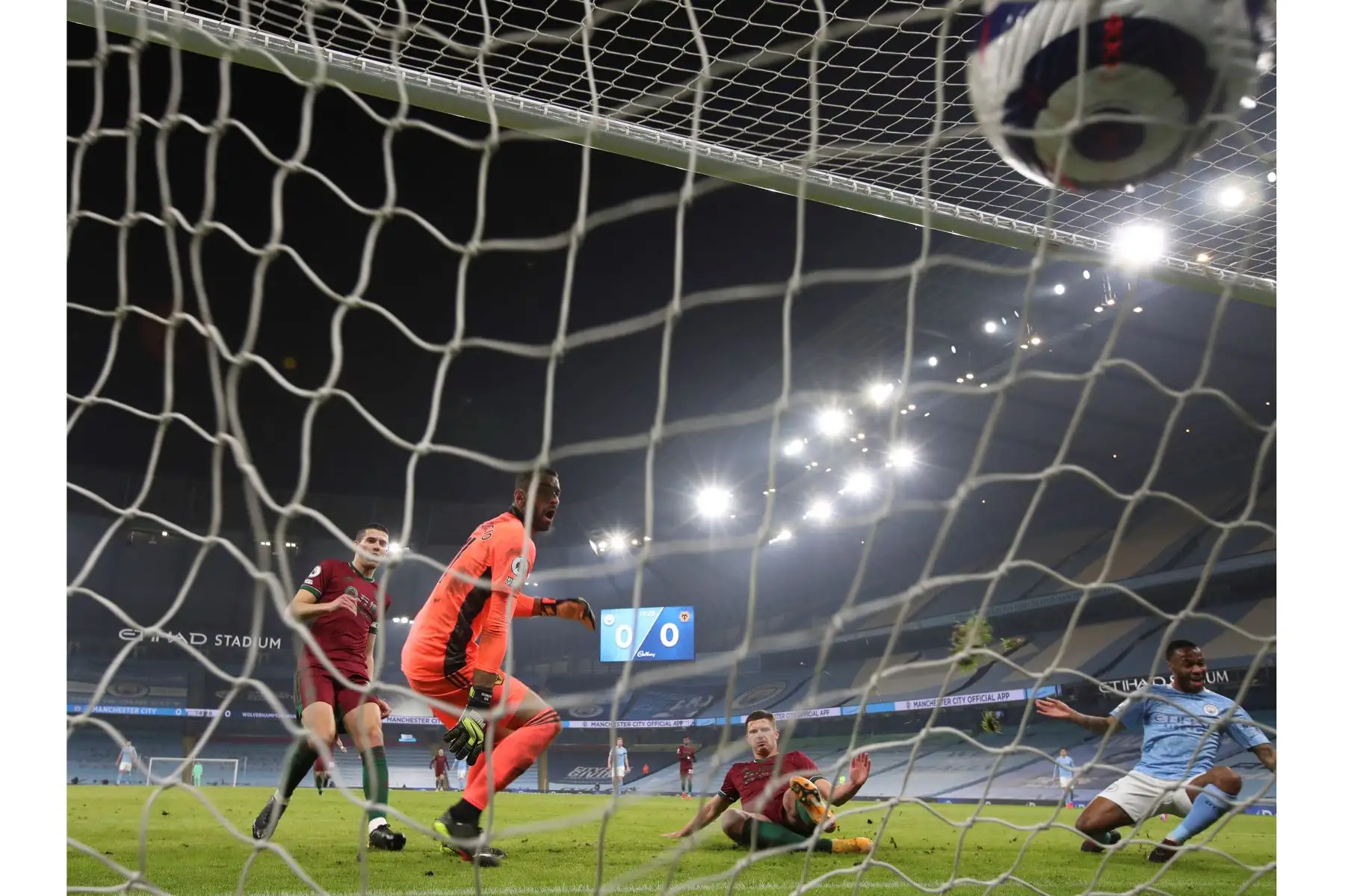 El portero del Wolverhampton Rui Patricio, concede un gol durante el partido de fútbol de la Premier League. Foto: EFE