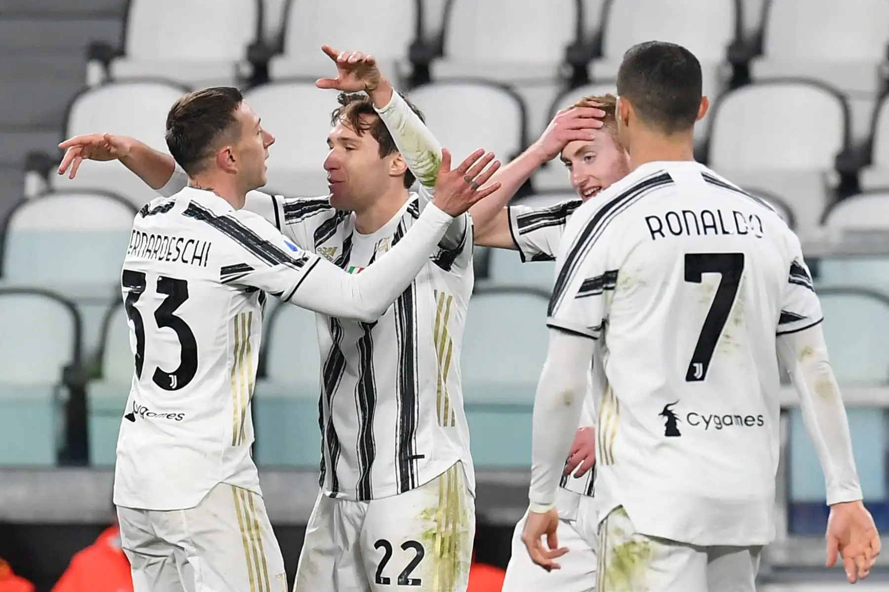 El delantero italiano de la Juventus Federico Chiesa celebra con el delantero italiano de la Juventus Federico Bernardeschi después de anotar durante el partido de fútbol de la Serie A italiana. Foto: AFP
