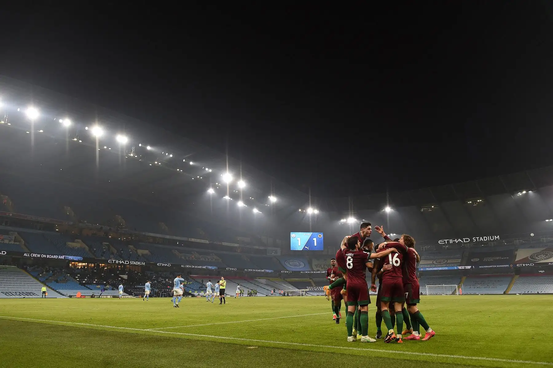 El defensor inglés del Wolverhampton Wanderers, Conor Coady, celebra junto a sus compañeros de equipo tras anotar el gol del empate durante el partido de fútbol de la Premier League. Foto: AFP