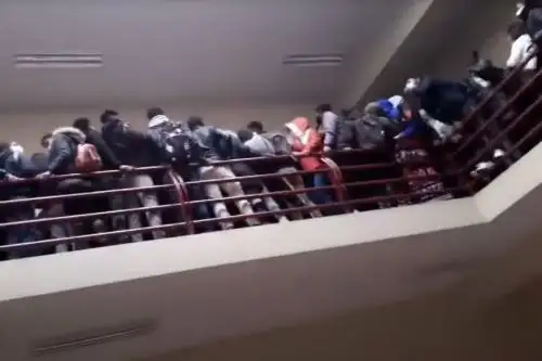 El accidente ocurrió en la Universidad Pública de El Alto (UPEA), donde los estudiantes fueron convocados a una asamblea en el cuarto piso. Foto: Captura de pantalla. Foto: AFP