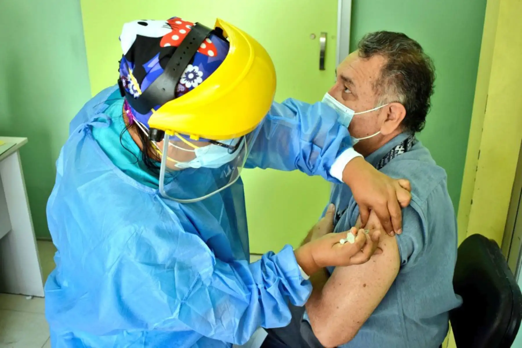 El Ministerio de Salud empezó la aplicación de la segunda dosis de la vacuna contra la covid-19, en los hospitales de Lima Metropolitana. Foto: ANDINA/Minsa