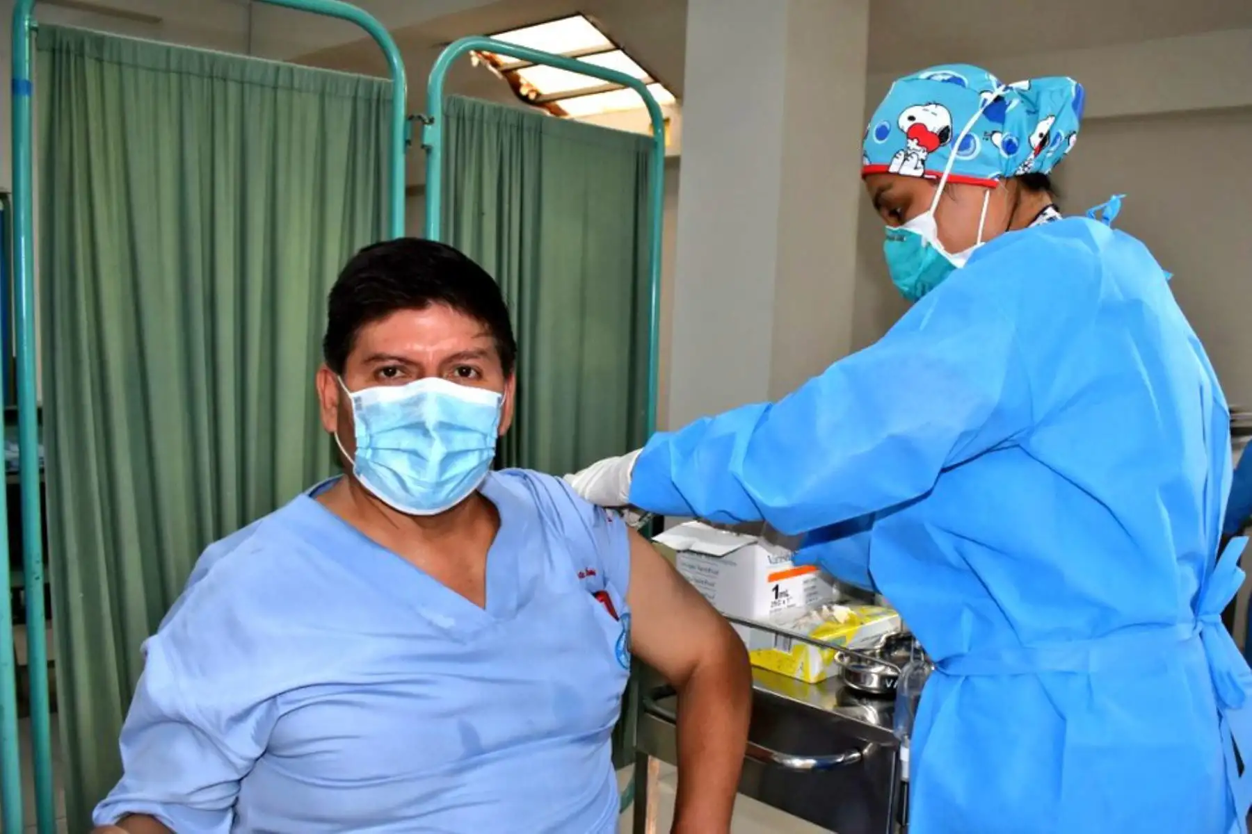El Ministerio de Salud empezó la aplicación de la segunda dosis de la vacuna contra la covid-19, en los hospitales de Lima Metropolitana. Foto: ANDINA/Minsa