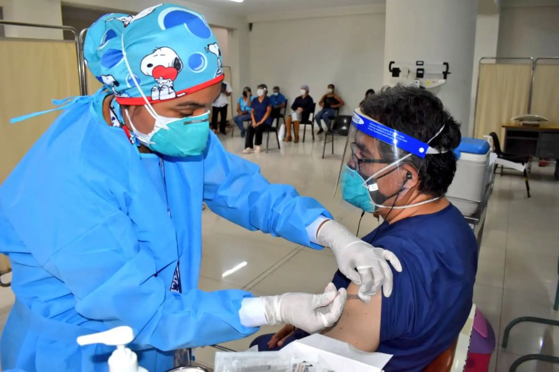 El Ministerio de Salud empezó la aplicación de la segunda dosis de la vacuna contra la covid-19, en los hospitales de Lima Metropolitana. Foto: ANDINA/Minsa
