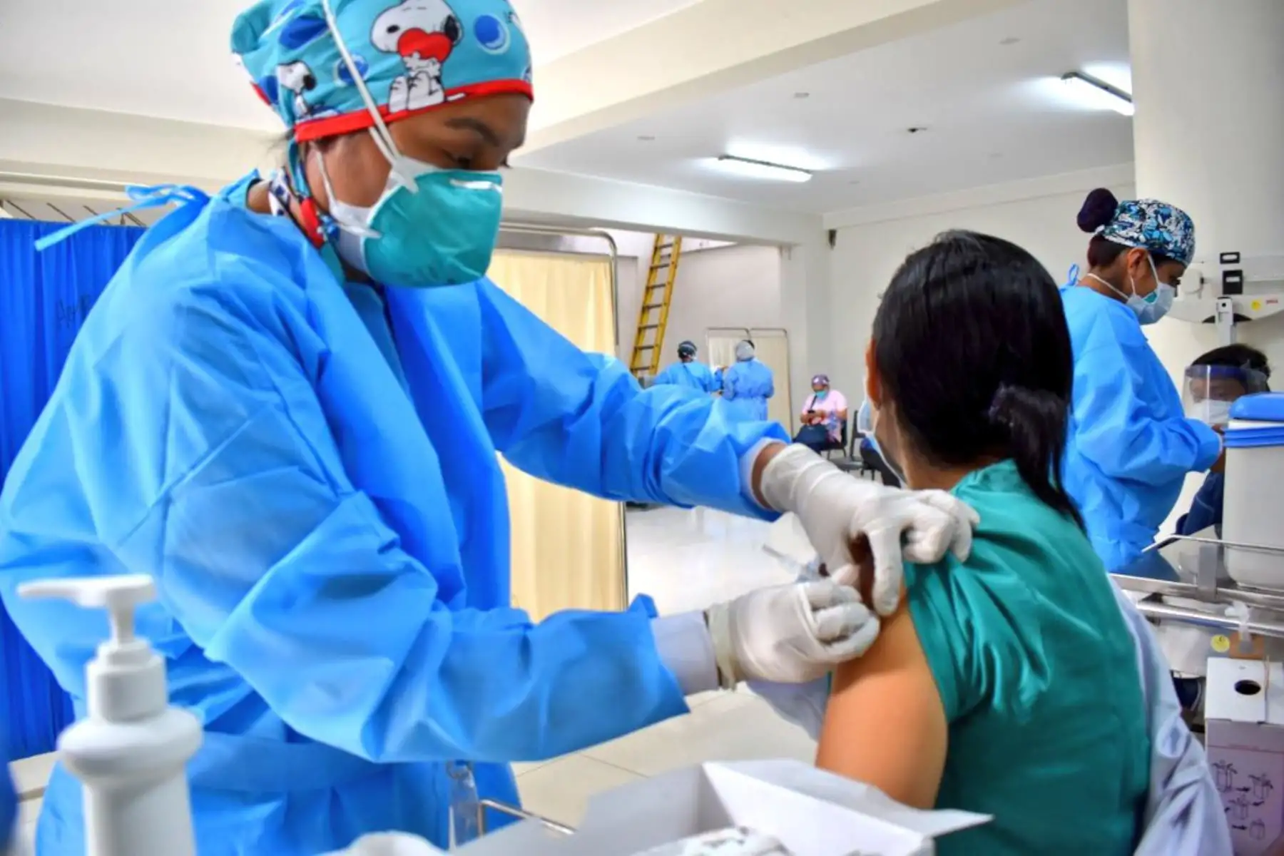 El Ministerio de Salud empezó la aplicación de la segunda dosis de la vacuna contra la covid-19, en los hospitales de Lima Metropolitana. Foto: ANDINA/Minsa