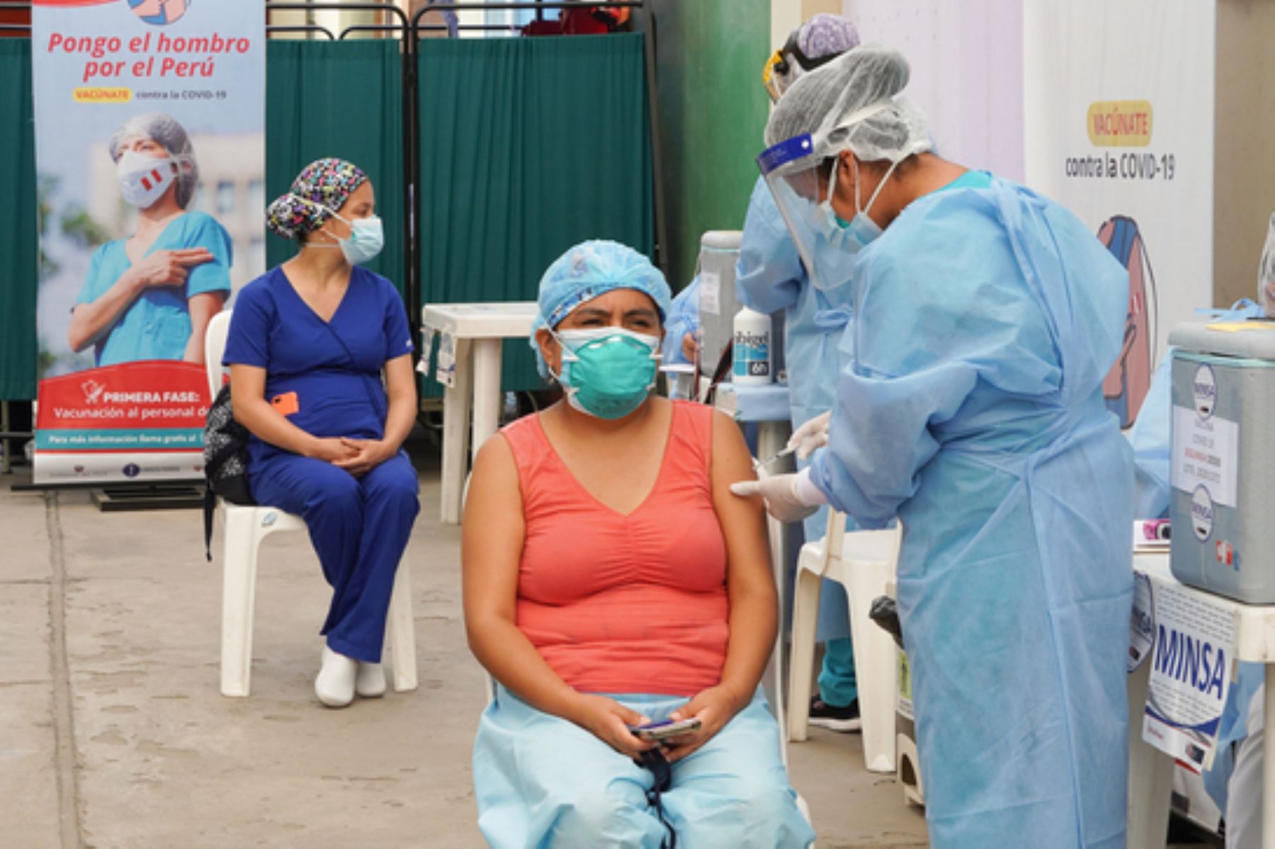 En la primera etapa de vacunación se protegerá al personal asistencial de las áreas críticas, hospitalización y diagnóstico que combaten la pandemia. Foto: ANDINA/Difusión
