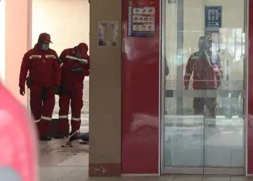 Varios bomberos inspeccionan el lugar del accidente el que murieron varios estudiantes hoy, en El Alto (Bolivia). Al menos cinco estudiantes murieron y tres resultaron heridos este martes al caer desde un cuarto piso luego de que una baranda se rompiera en la Universidad Pública de El Alto (UPEA) en Bolivia. Foto: EFE
