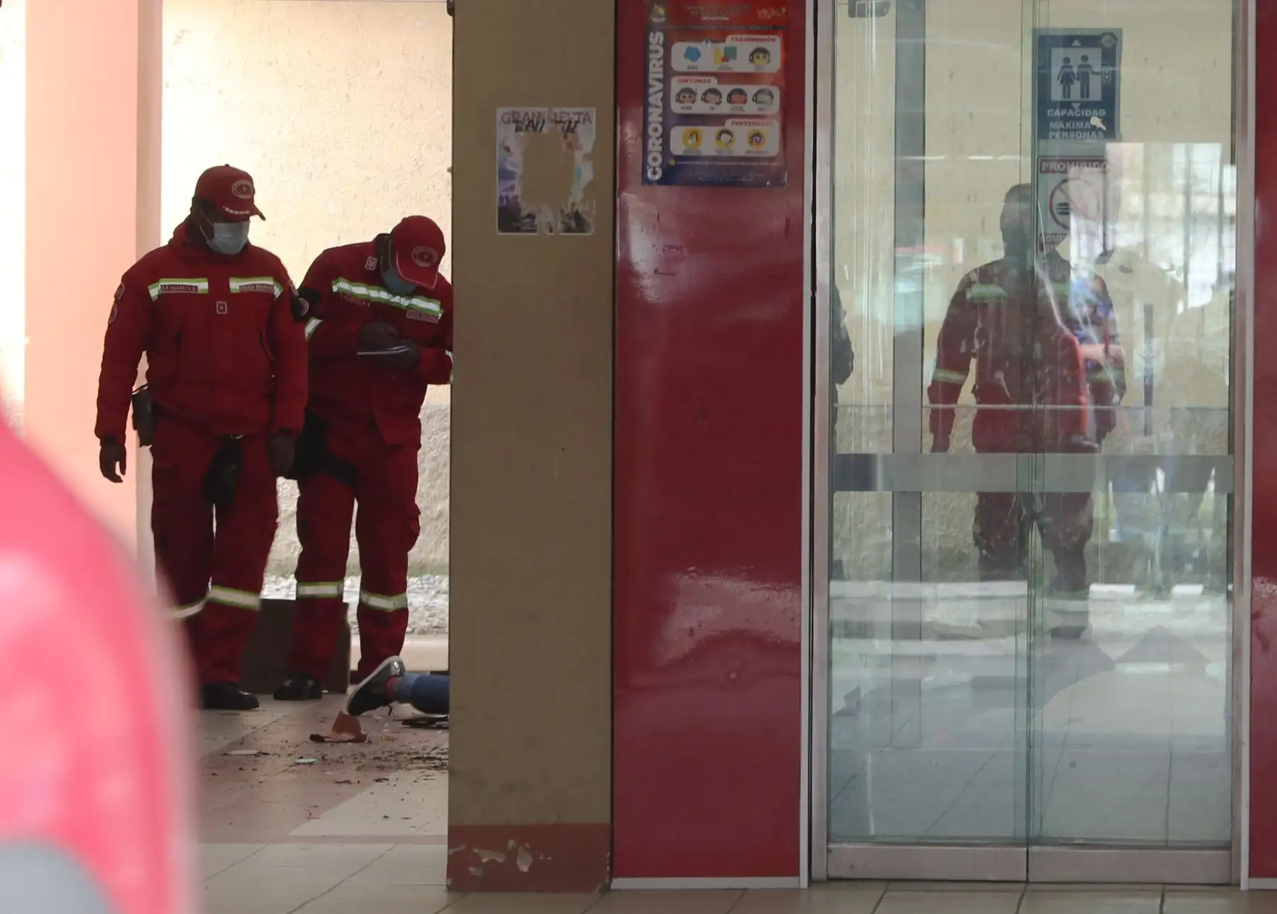 Varios bomberos inspeccionan el lugar del accidente el que murieron varios estudiantes hoy, en El Alto (Bolivia). Al menos cinco estudiantes murieron y tres resultaron heridos este martes al caer desde un cuarto piso luego de que una baranda se rompiera en la Universidad Pública de El Alto (UPEA) en Bolivia. Foto: EFE