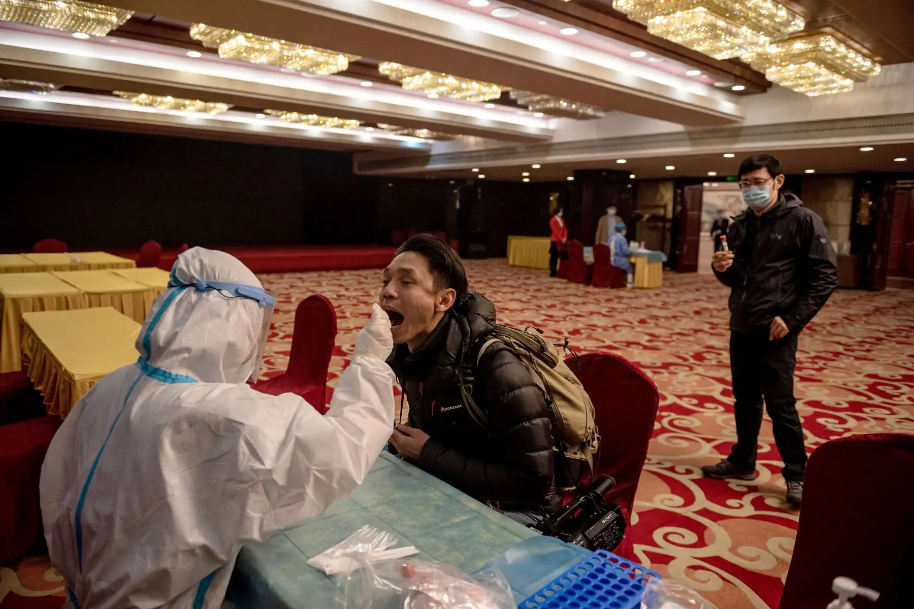 Hasta la fecha se ha realizado seguimiento médico a 979,653 contactos cercanos con infectados, de los cuales 4,929 continúan en observación. Foto: AFP