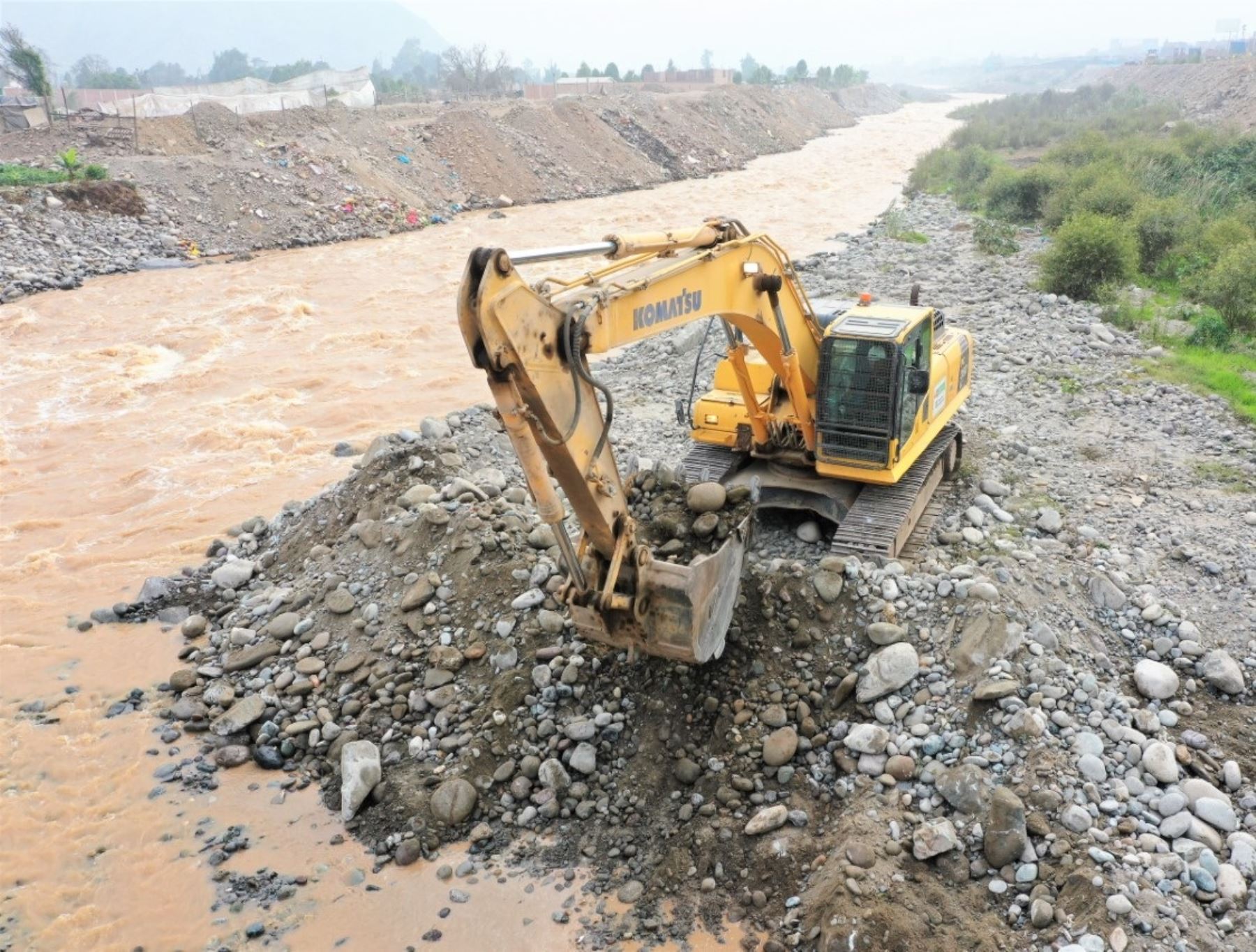 Con apoyo de maquinaria pesada, el Ministerio de Vivienda, Construcción y Saneamiento intensifica las labores de prevención en ríos y quebradas de 12 regiones del país. ANDINA/Difusión