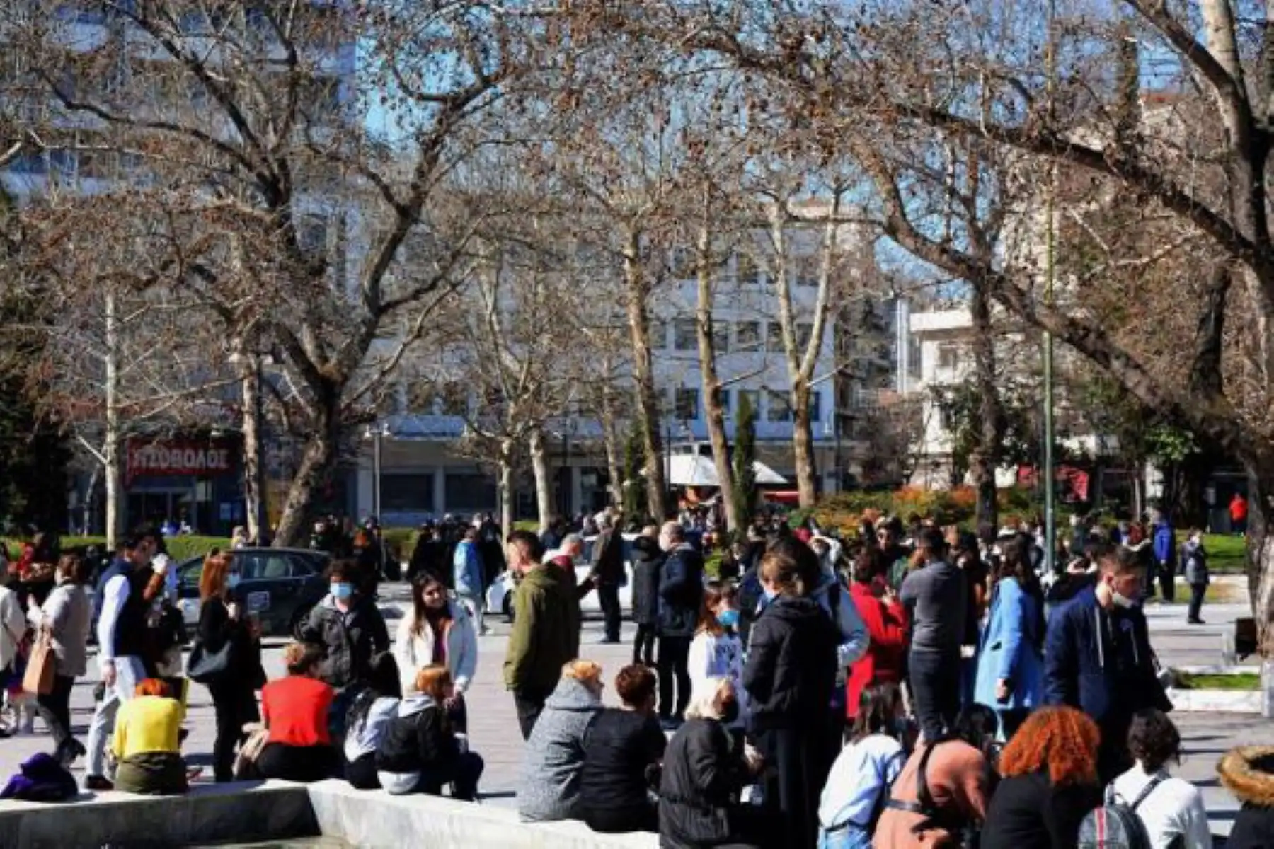 Un sismo de intensidad 6,3, se registró cerca de la ciudad griega de Larisa, cuyos habitantes salieron a la calle asustados por el temblor, informaron medios locales. Foto:  EFE