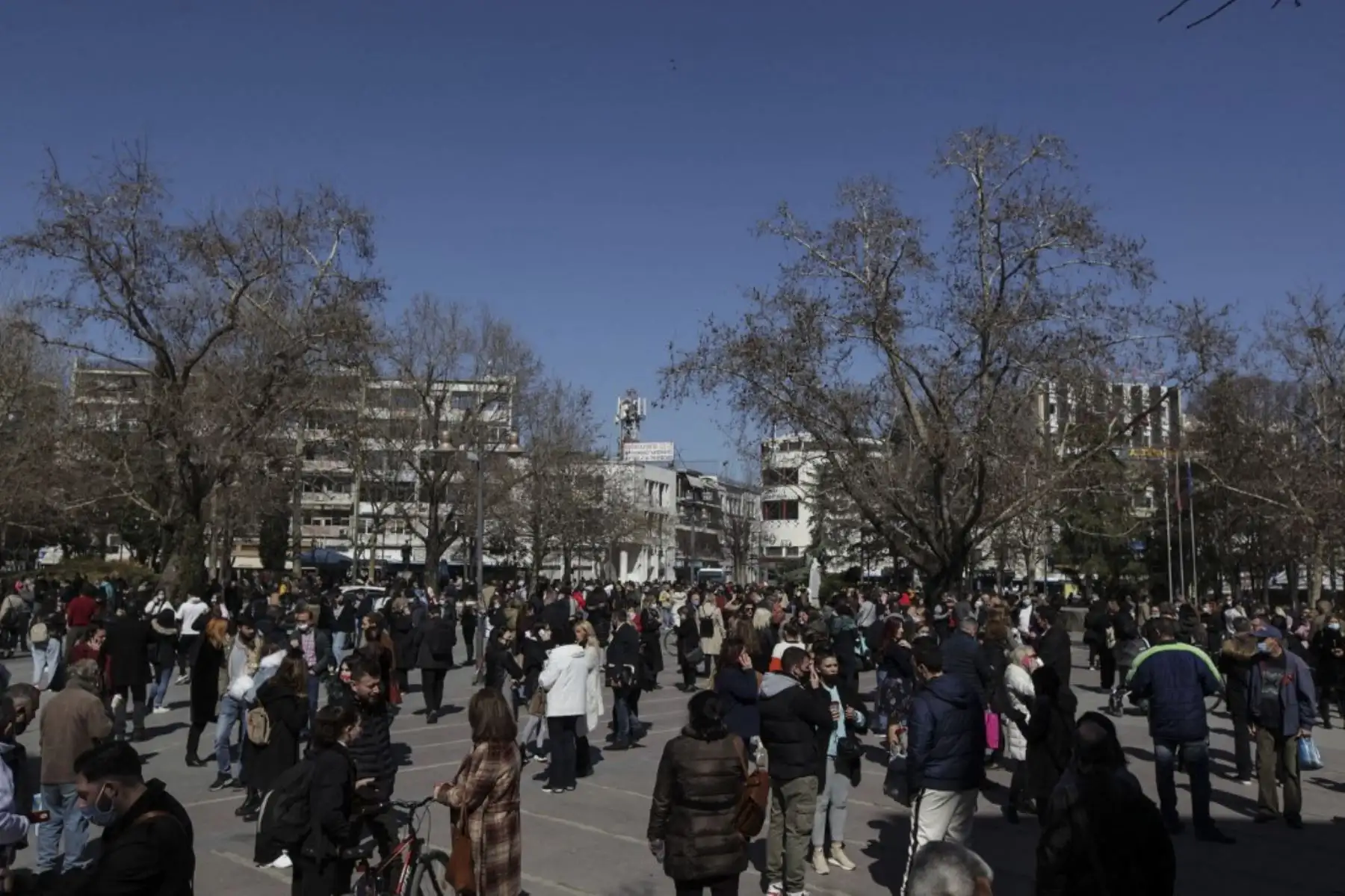 Un sismo de intensidad 6,3, se registró cerca de la ciudad griega de Larisa, cuyos habitantes salieron a la calle asustados por el temblor, informaron medios locales. Foto: AFP