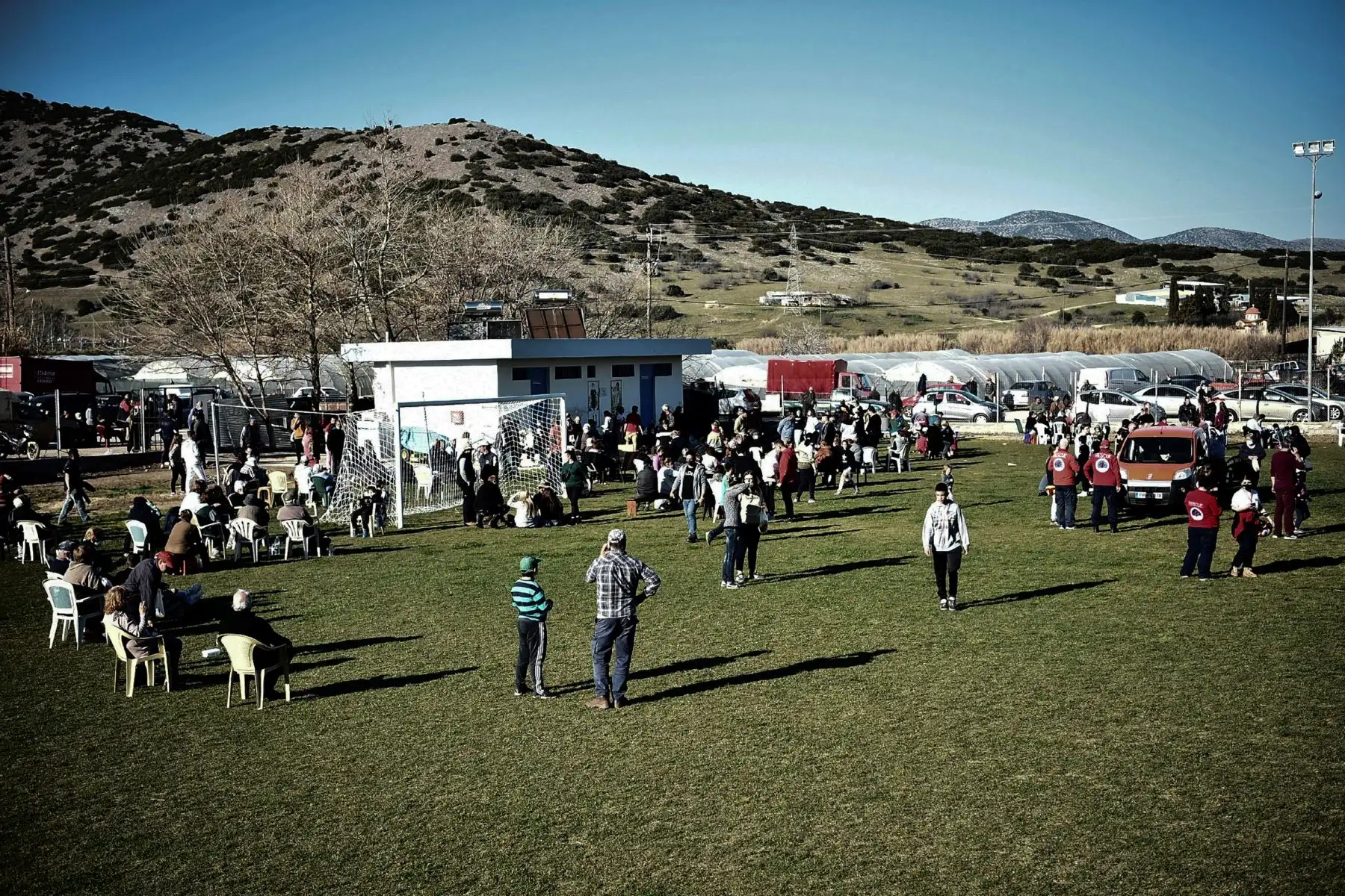 Los habitantes se reúnen en un estadio de fútbol en la aldea de Damasi, cerca de la ciudad de Tyrnavos, después que un fuerte sismo de magnitud 6,3 azotara la región central griega de Tesalia. Foto: AFP