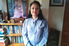  “Mi trabajo es mi mayor ofrenda a Dios, por ese esfuerzo que he realizado hasta el dolor, logramos transformar mi comunidad y que los adultos mayores se sientan valorados, cuenten sus historias e inspiren a los escolares”, afirma la profesora Humbelina Varillas Horna, ganardora de las Palmas Magisteriales 2020. Foto: Cortesía