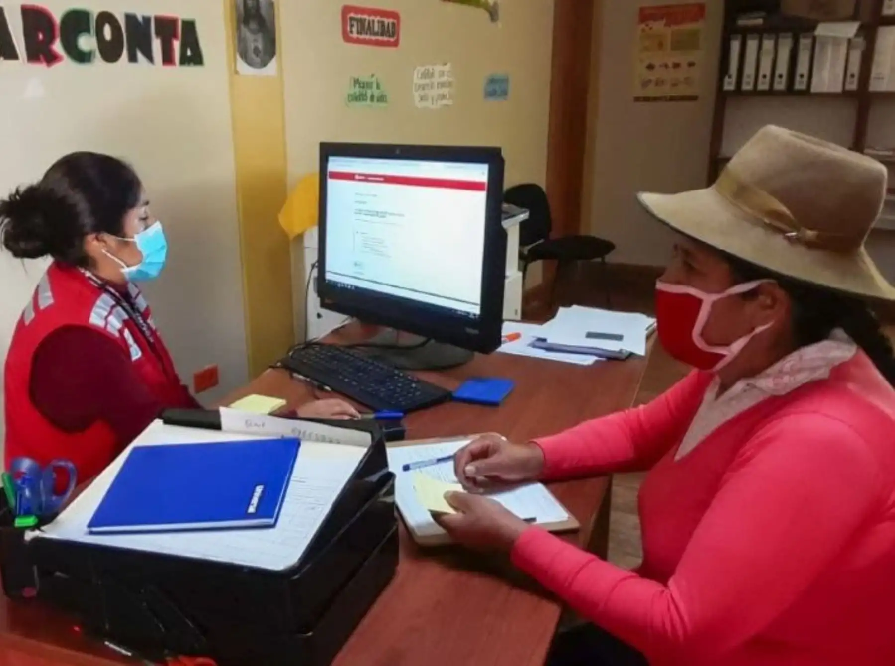 Especialistas del programa PAIS orientan a las familias de zonas rurales sobre los alcances del Bono 600 que se otorga a las poblaciones vulnerables ante la pandemia de covid-19. ANDINA/Difusión