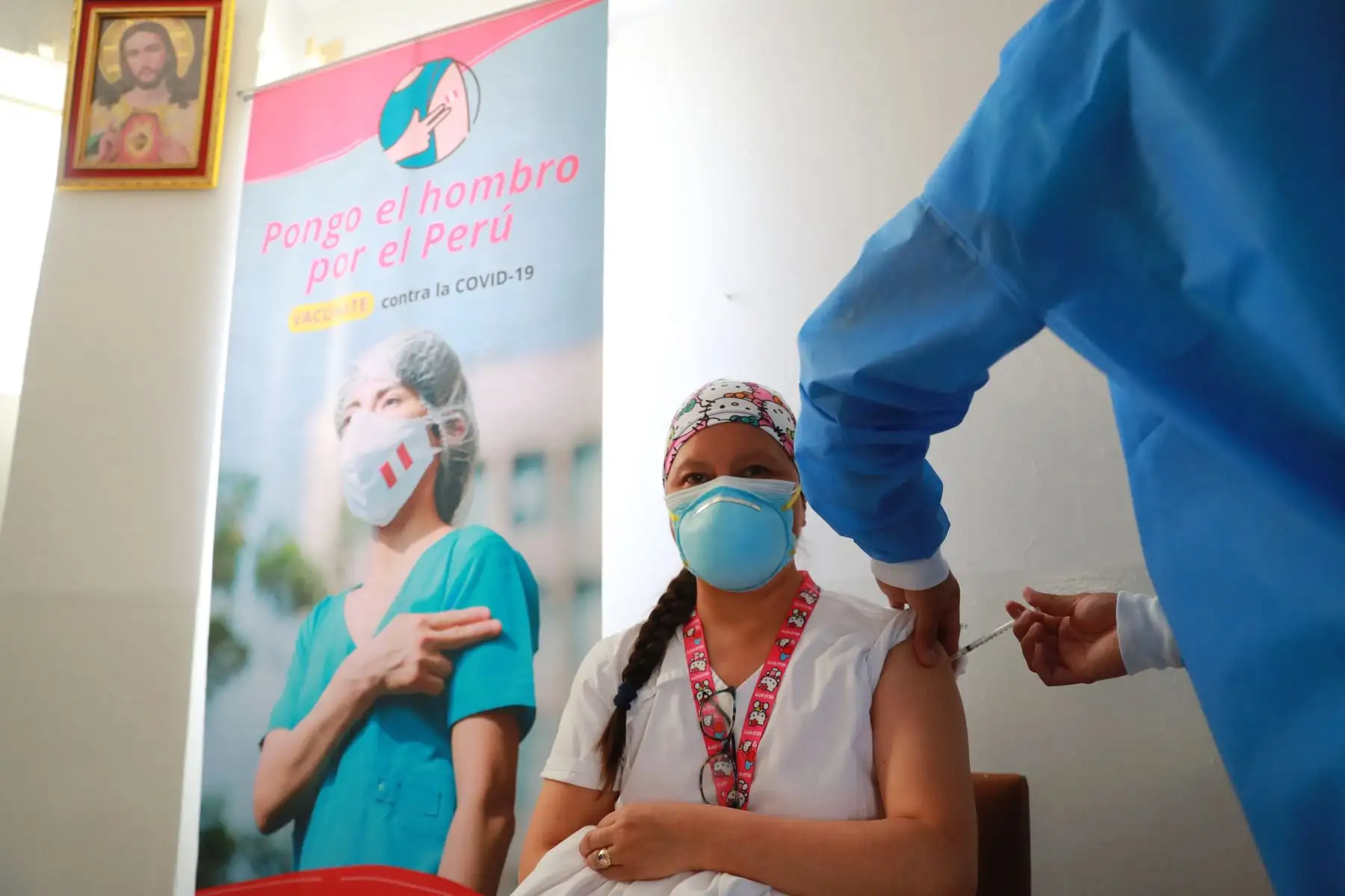 Personal de primera línea de las áreas de emergencia, unidad de cuidados intensivos, salas de operaciones y hospitalización del Hospital Nacional Arzobispo Loayza, completan su segunda vacuna contra el covid-19.
Foto: ANDINA/Carla Patiño Ramírez