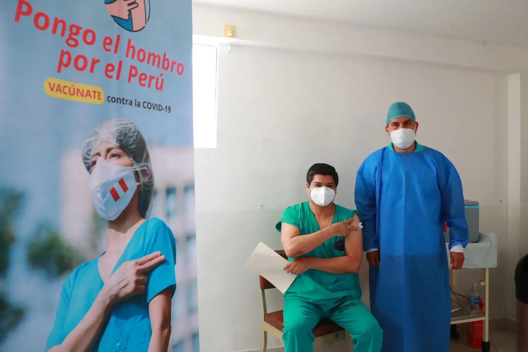 Personal de primera línea de las áreas de emergencia, unidad de cuidados intensivos, salas de operaciones y hospitalización del Hospital Nacional Arzobispo Loayza, completan su segunda vacuna contra el covid-19.
Foto: ANDINA/Carla Patiño Ramírez