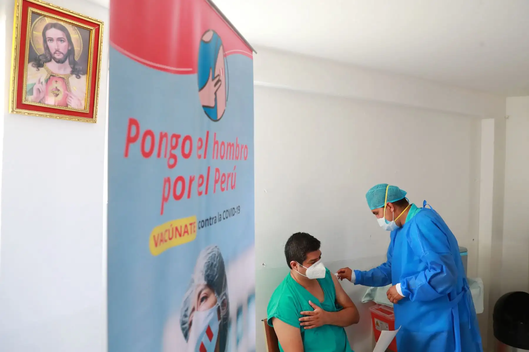 Personal de primera línea de las áreas de emergencia, unidad de cuidados intensivos, salas de operaciones y hospitalización del Hospital Nacional Arzobispo Loayza, completan su segunda vacuna contra el covid-19.
Foto: ANDINA/Carla Patiño Ramírez