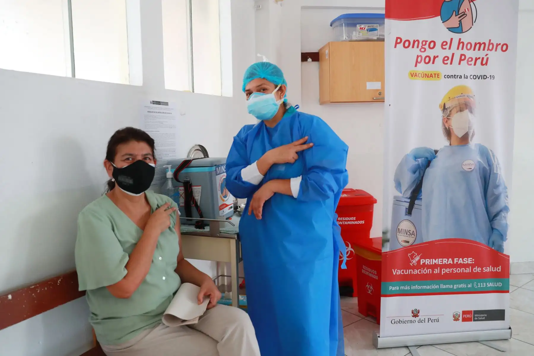 Personal de primera línea de las áreas de emergencia, unidad de cuidados intensivos, salas de operaciones y hospitalización del Hospital Nacional Arzobispo Loayza, completan su segunda vacuna contra el covid-19.
Foto: ANDINA/Carla Patiño Ramírez