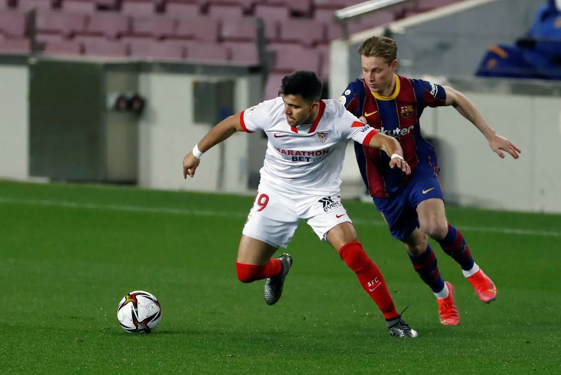 El jugador del FC Barcelona, ​​De Jong, se enfrenta a Acuña del Sevilla CF, durante el partido de vuelta de semifinales de la Copa del Rey, en el Camp Nou. Foto: EFE
