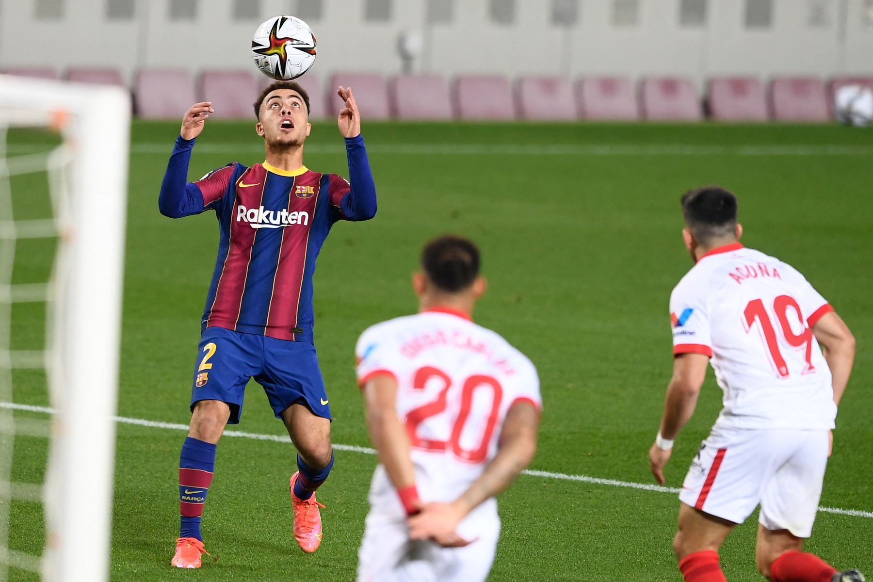 El defensor estadounidense del Barcelona Sergino Dest cabecea el balón durante la semifinal de la segunda etapa de la Copa del Rey, en el estadio Camp Nou. Foto: AFP