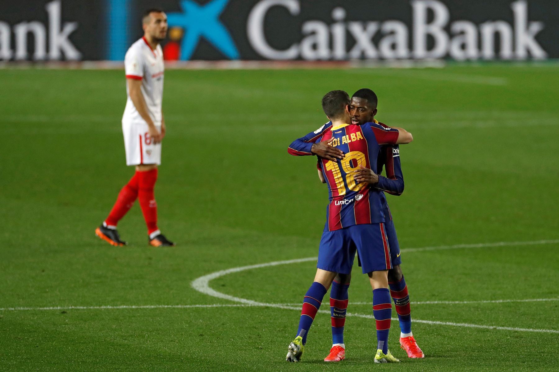 El jugador del FC Barcelona, Jordi Alba abraza a su compañero Ousmane Dembélé, autor del primer gol  ante el Sevilla por el partido de semifinales de la Copa del Rey, en el Camp Nou. Foto: EFE