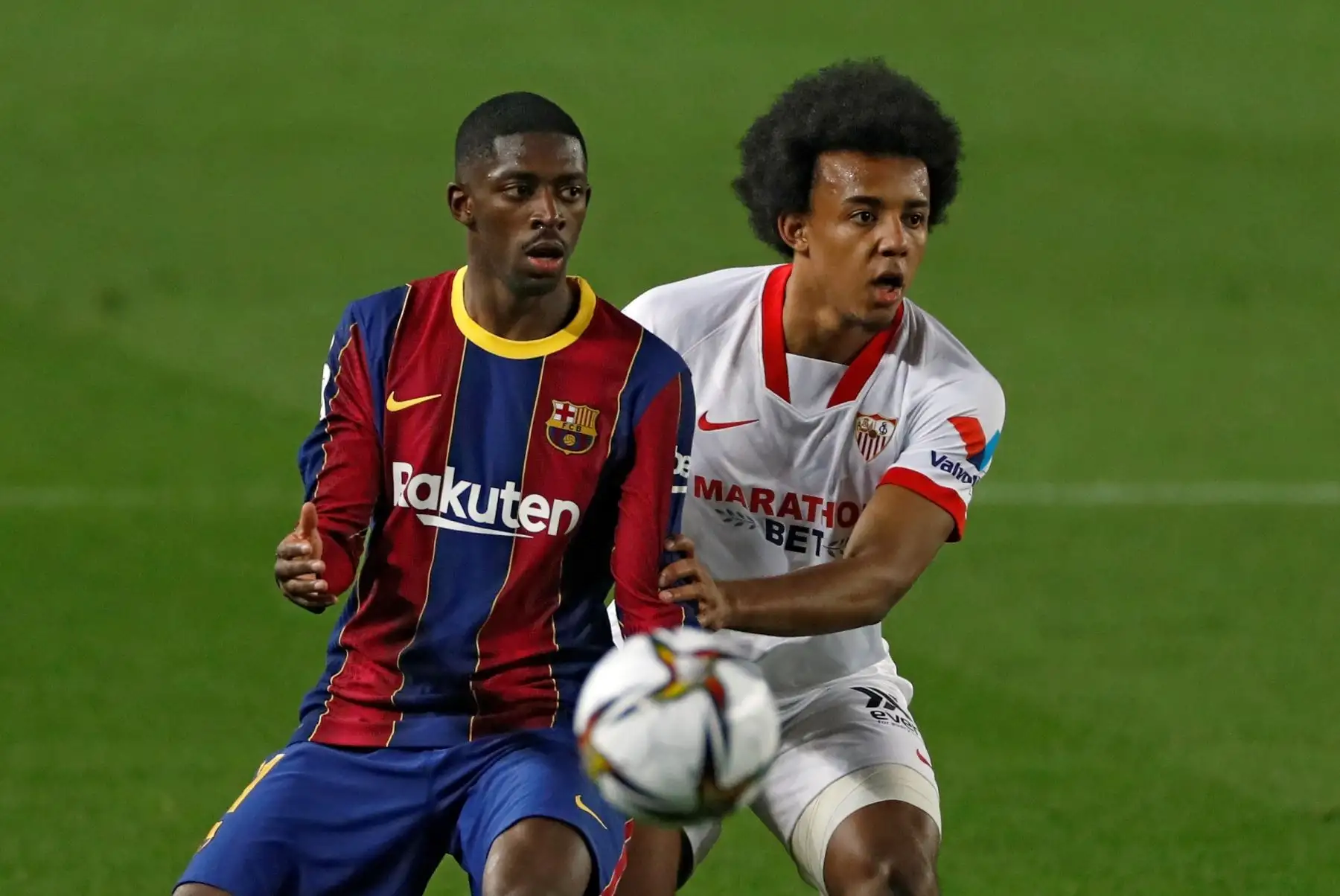 El jugador del FC Barcelona, ​​Ousmane Dembélé, y Koundé, del Sevilla CF, durante el partido de vuelta de semifinales de la Copa del Rey. Foto: EFE
