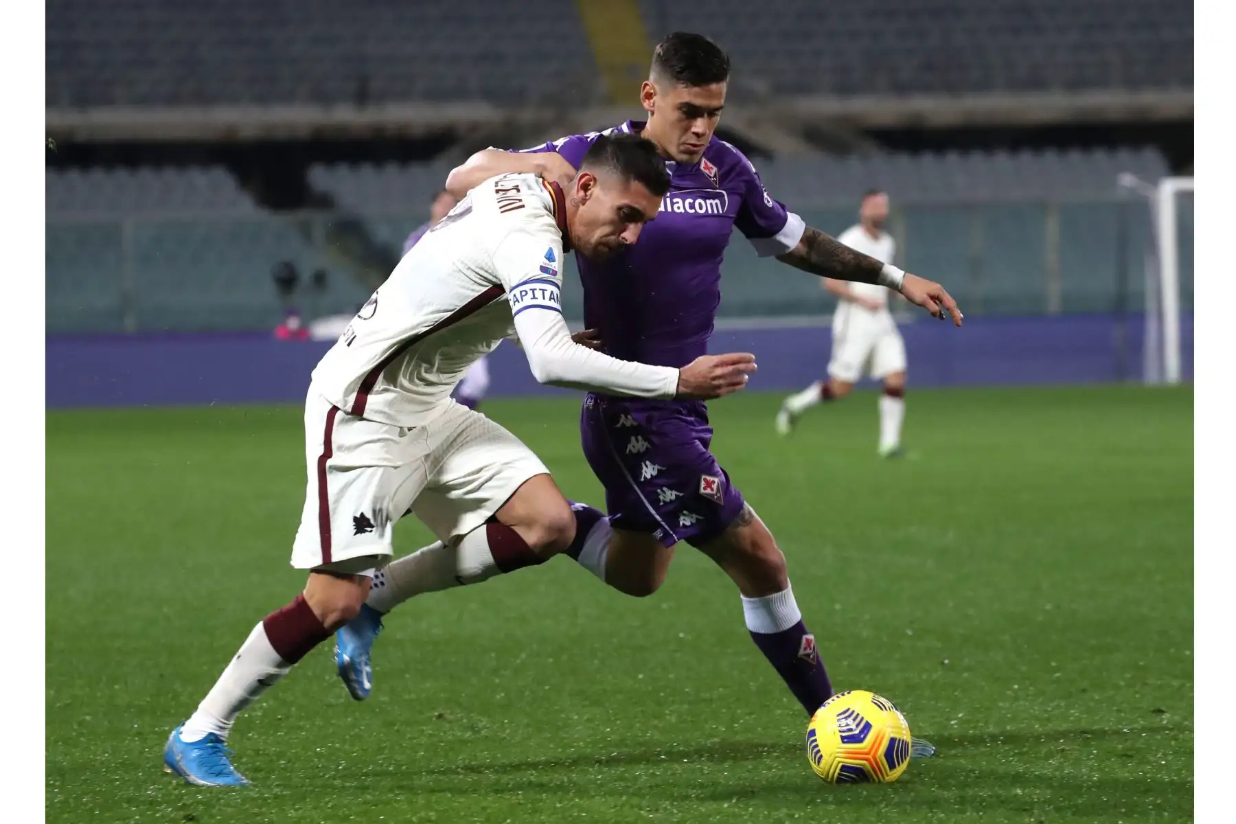 El centrocampista de la Roma Lorenzo Pellegrini compite por el balón con el defensor de la Fiorentina Lucas Martínez Quarta durante el partido de fútbol de la Serie A. Foto. EFE