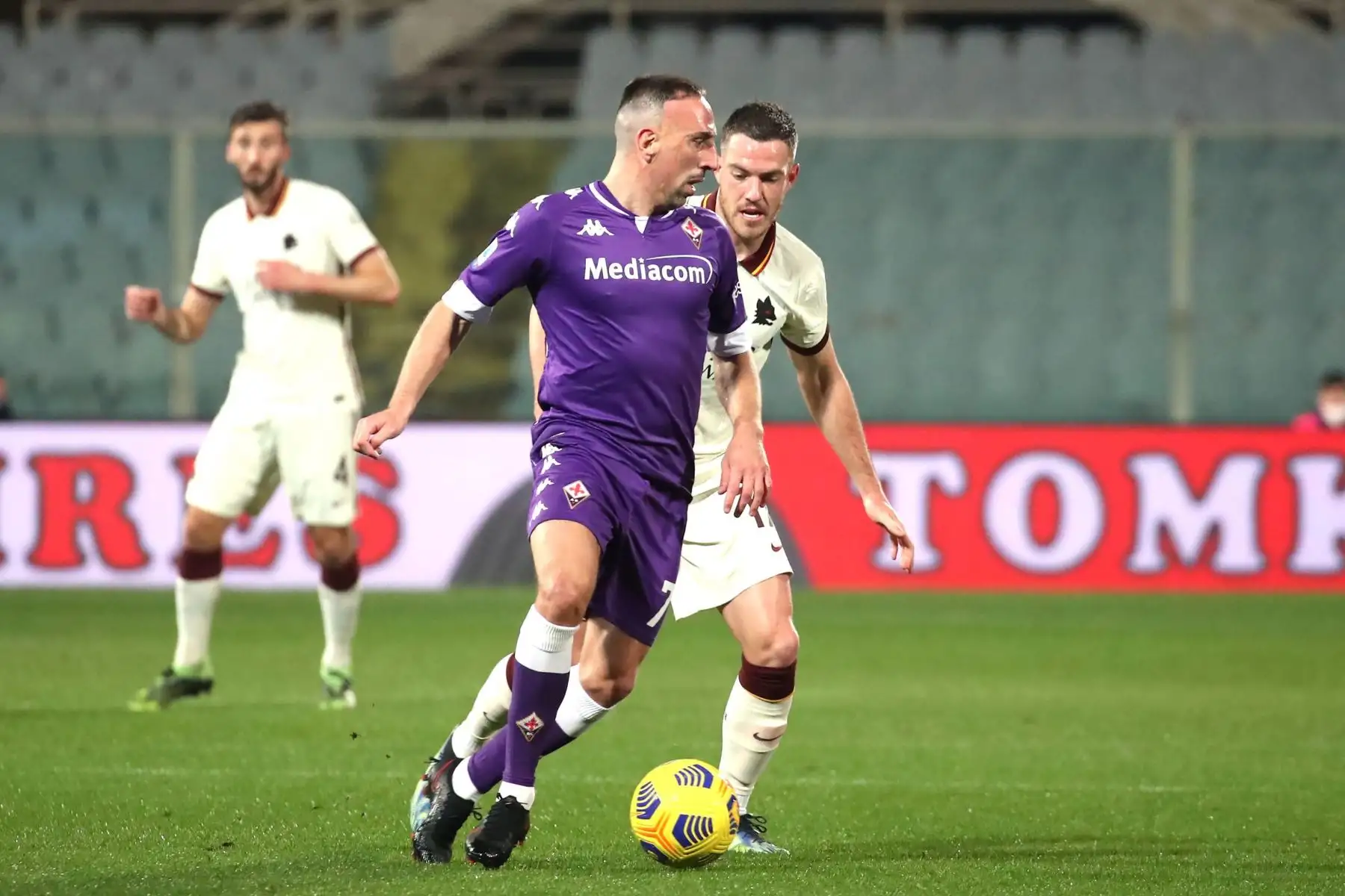 El centrocampista de la Fiorentina Franck Ribéry compite por el balón con el centrocampista de la Roma Jordan Veretout durante el partido de fútbol de la Serie A. Foto: EFE