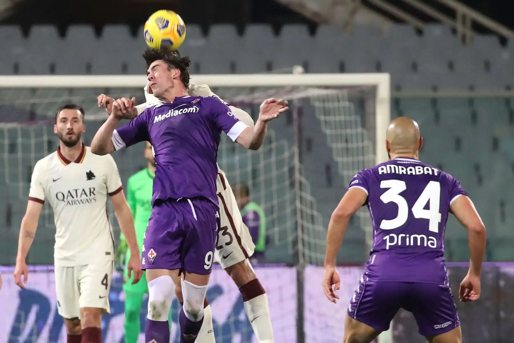 El delantero de la Fiorentina Dusan Vlahovic en acción durante el partido de fútbol de la Serie A. Foto: EFE
