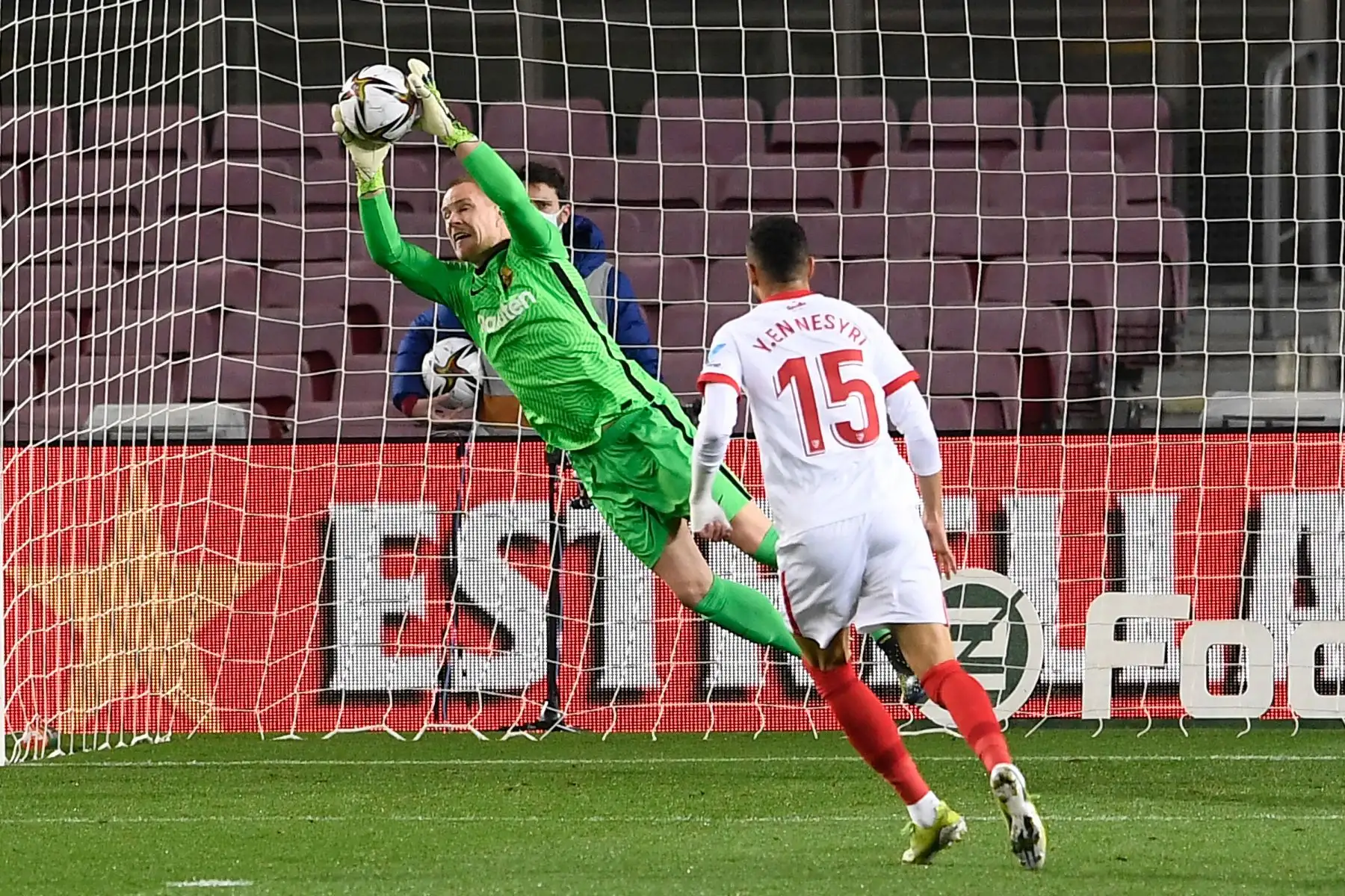 El portero alemán del Barcelona Marc-Andre ter Stegen se lanza para hacer una parada durante la semifinal de la segunda etapa de la Copa del Rey. Foto: AFP