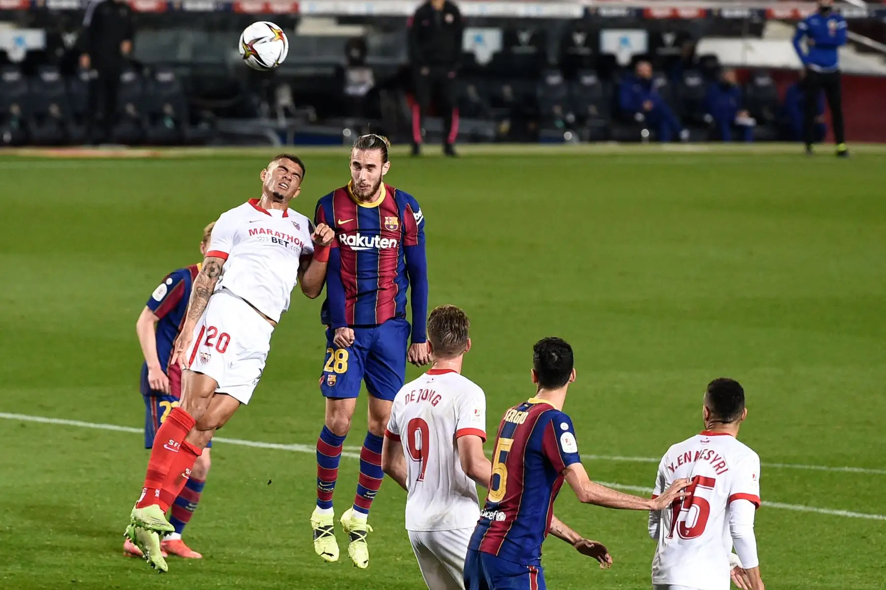 El defensor brasileño del Sevilla Diego Carlos compite con el defensor español del Barcelona Oscar Mingueza durante la semifinal de la Copa del Rey. Foto: AFP