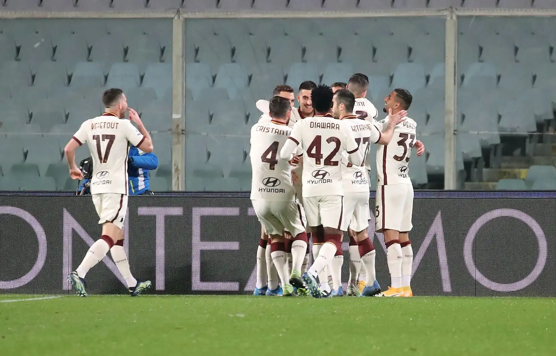 Los jugadores del AS Roma celebran tras anotar un gol a la Fiorentina durante el partido de fútbol de la Serie A en estadio Artemio Franchi. Foto: EFE