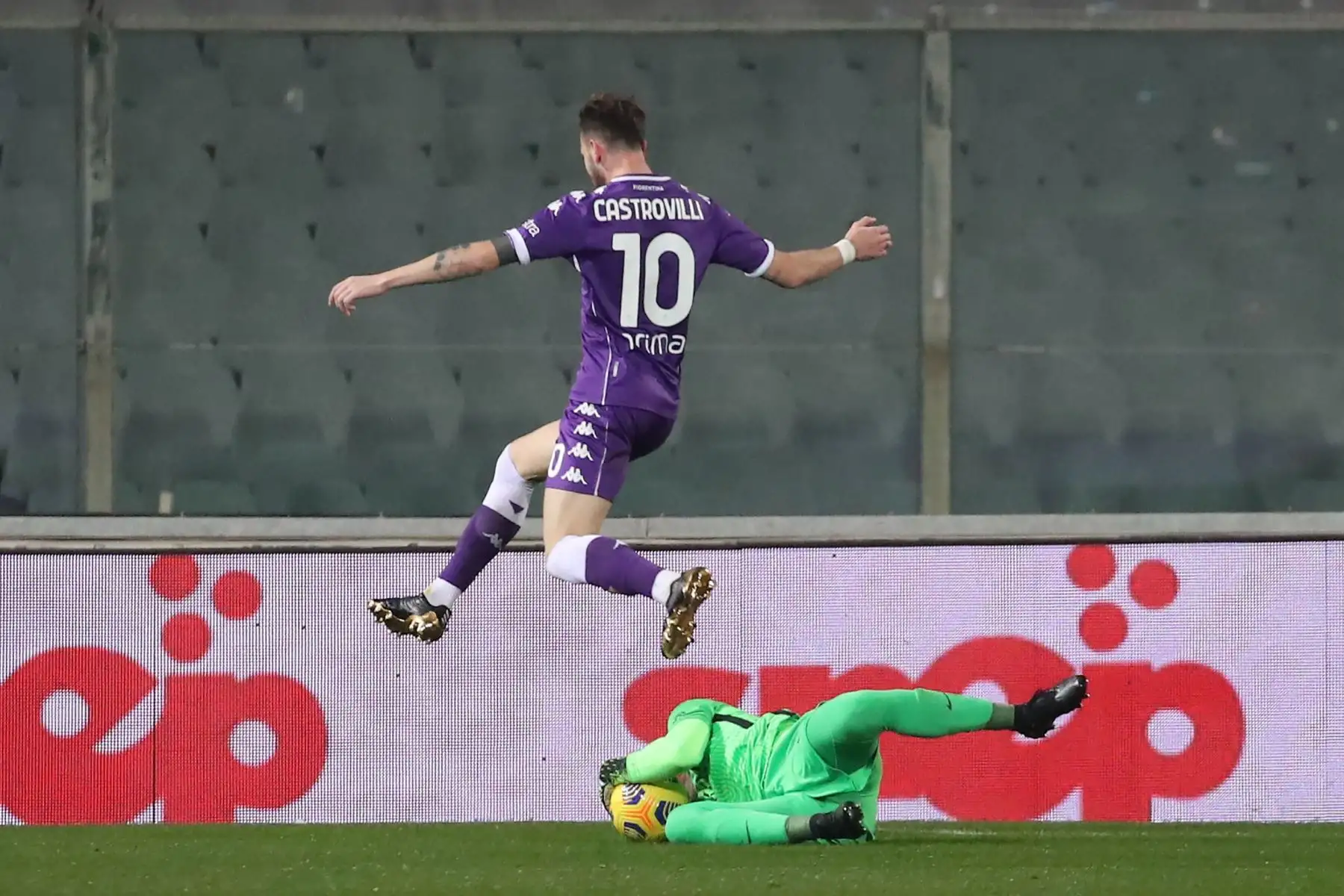 El centrocampista de la Fiorentina Gaetano Castrovilli contra el portero de la Roma Pau López durante el partido de fútbol de la Serie A italiana. Foto: EFE