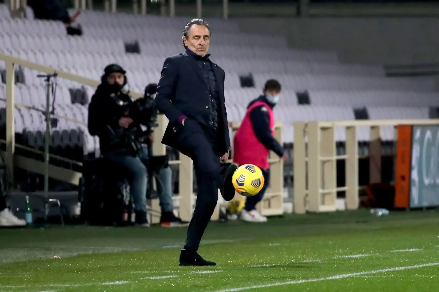 El entrenador de la Fiorentina, Cesare Prandelli, reacciona durante el partido de fútbol de la Serie A. Foto: EFE