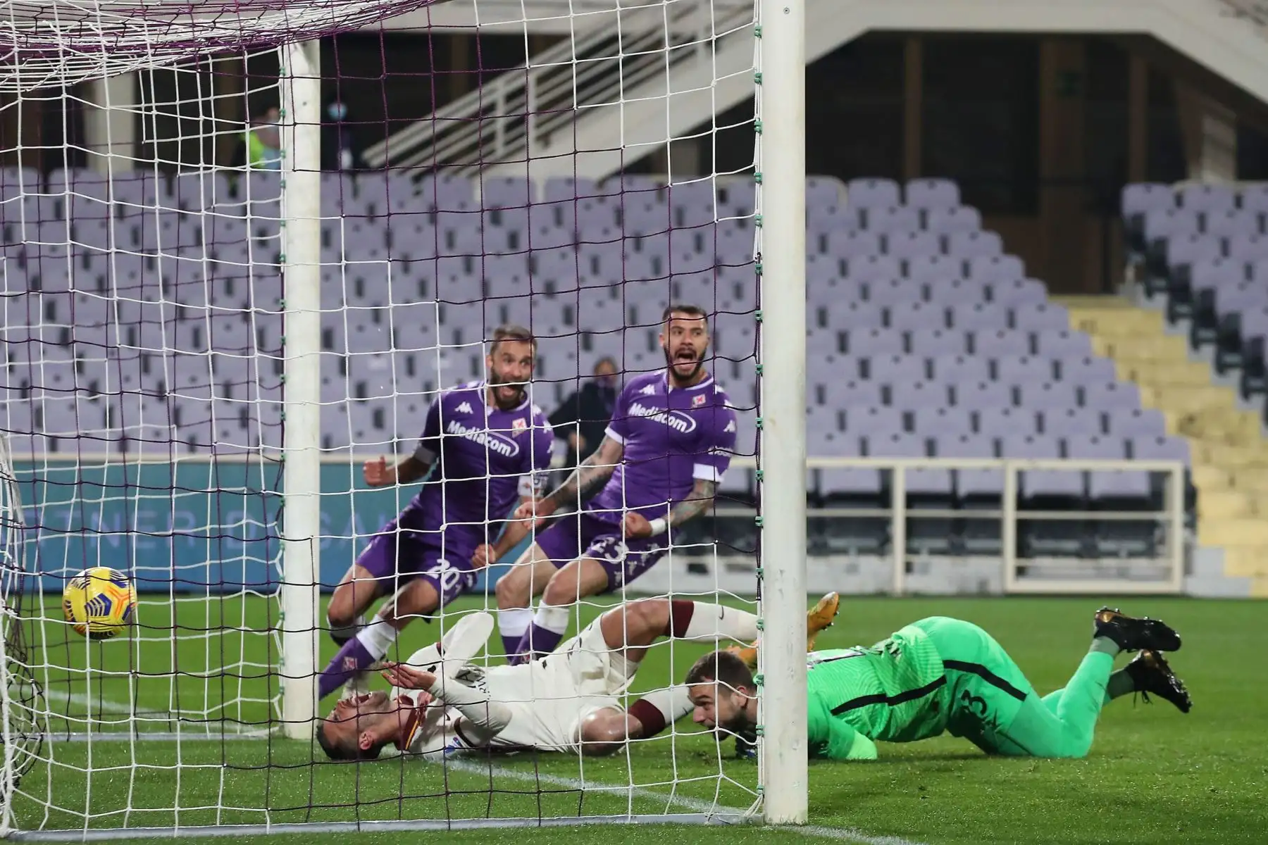 El defensor de la Roma Leonardo Spinazzola, marca un gol en propia meta durante el partido de fútbol de la Serie A italiana. Foto: EFE