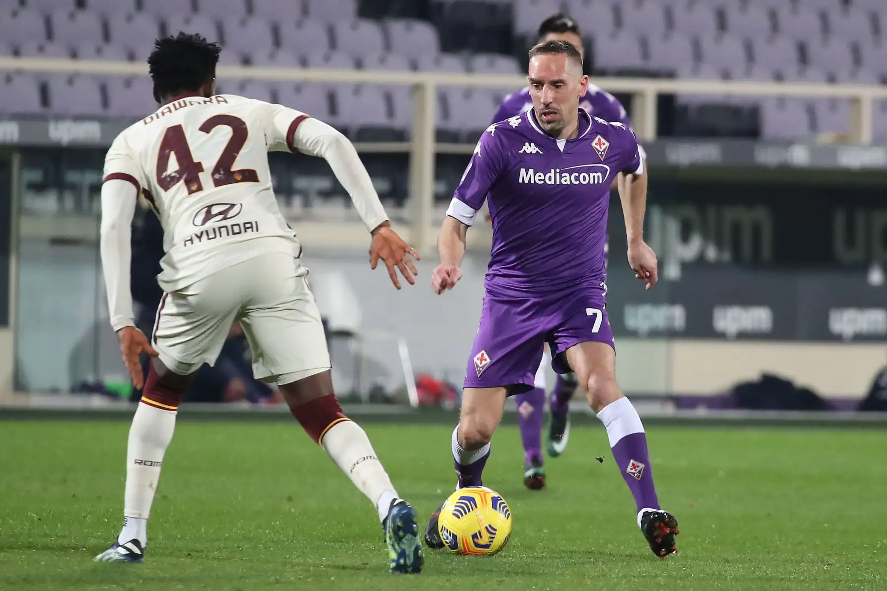 El centrocampista de la Fiorentina Franck Ribéry compite por el balón con el centrocampista de la Roma Amadou Diawara durante el partido de fútbol de la Serie A italiana. Foto: EFE