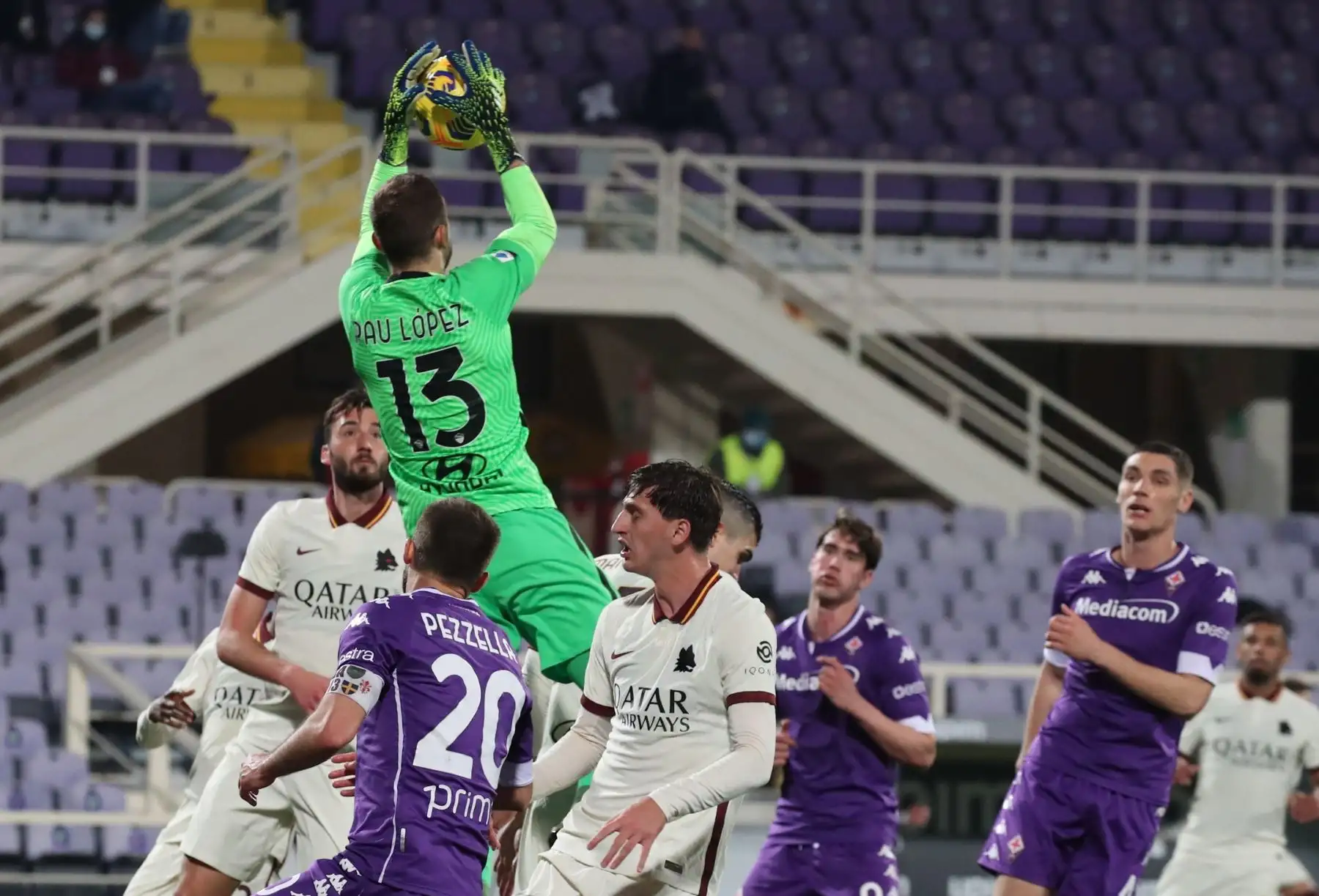 El portero de la Roma Pau López en acción durante el partido de fútbol de la Serie A italiana. Foto: EFE