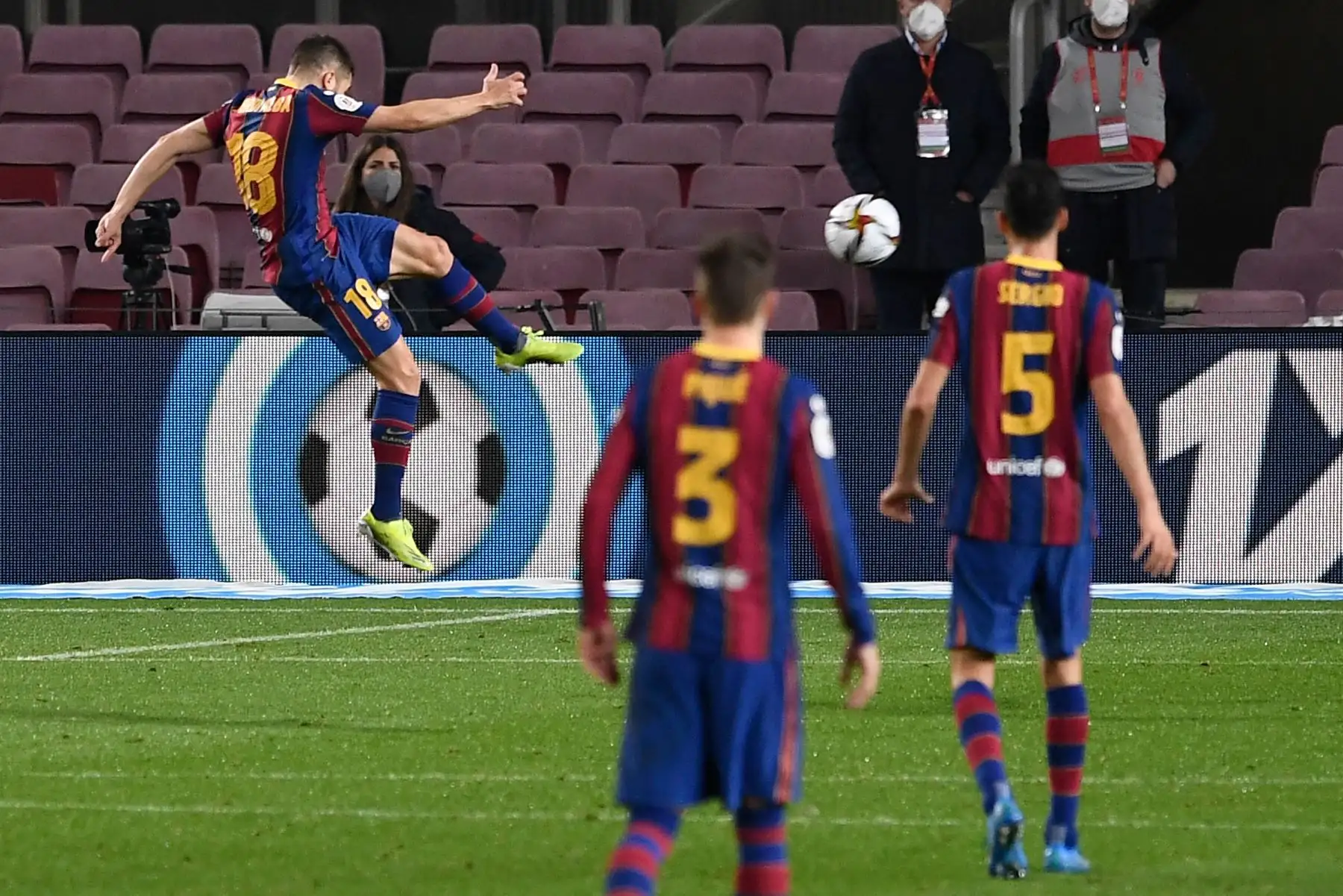 El defensor español del Barcelona Jordi Alba dispara durante la semifinal de la segunda etapa de la Copa del Rey. Foto: AFP
