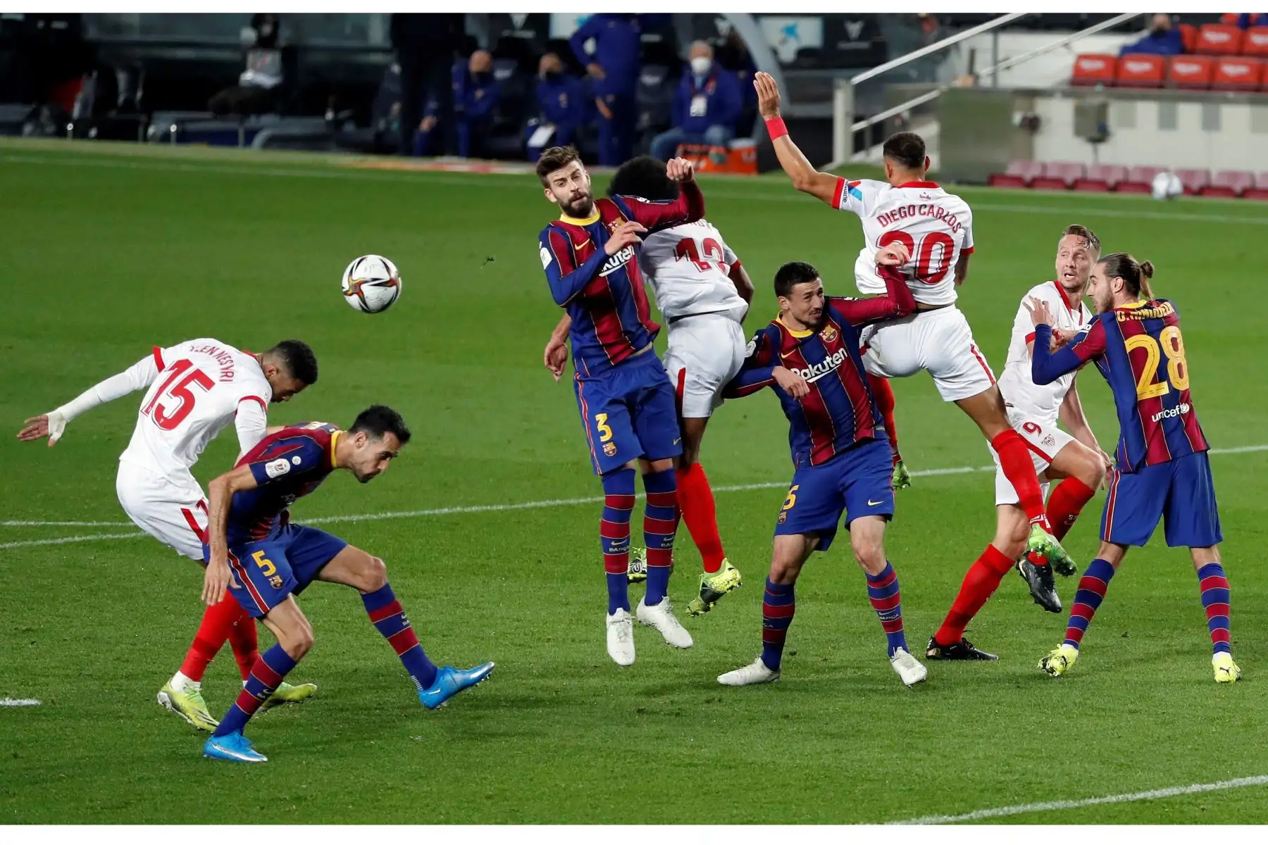 El jugador del Sevilla, Nesyri, remata durante el partido de vuelta de semifinales de la Copa del Rey jugado en el Camp Nou. Foto: EFE