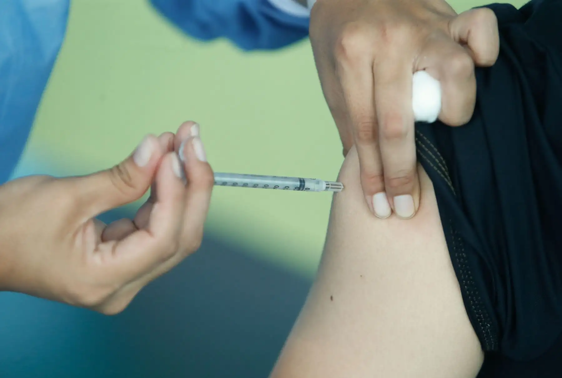 Cientos de profesionales de la salud de hospitales de Lima Metropolitana empezaron a recibir hoy la segunda dosis de la vacuna contra la covid-19. El Minsa desplegó brigadas de vacunadores para aplicar el reforzamiento a la primera línea frente a la pandemia. 
Foto: Minsa